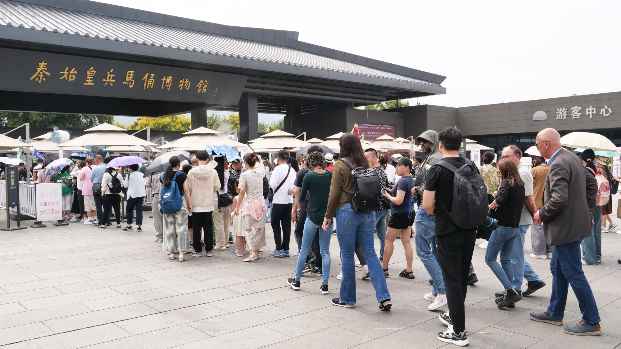 Bảo tàng tượng đất nung Tần Thủy Hoàng thu hút nhiều du khách nước ngoài đến tham quan.