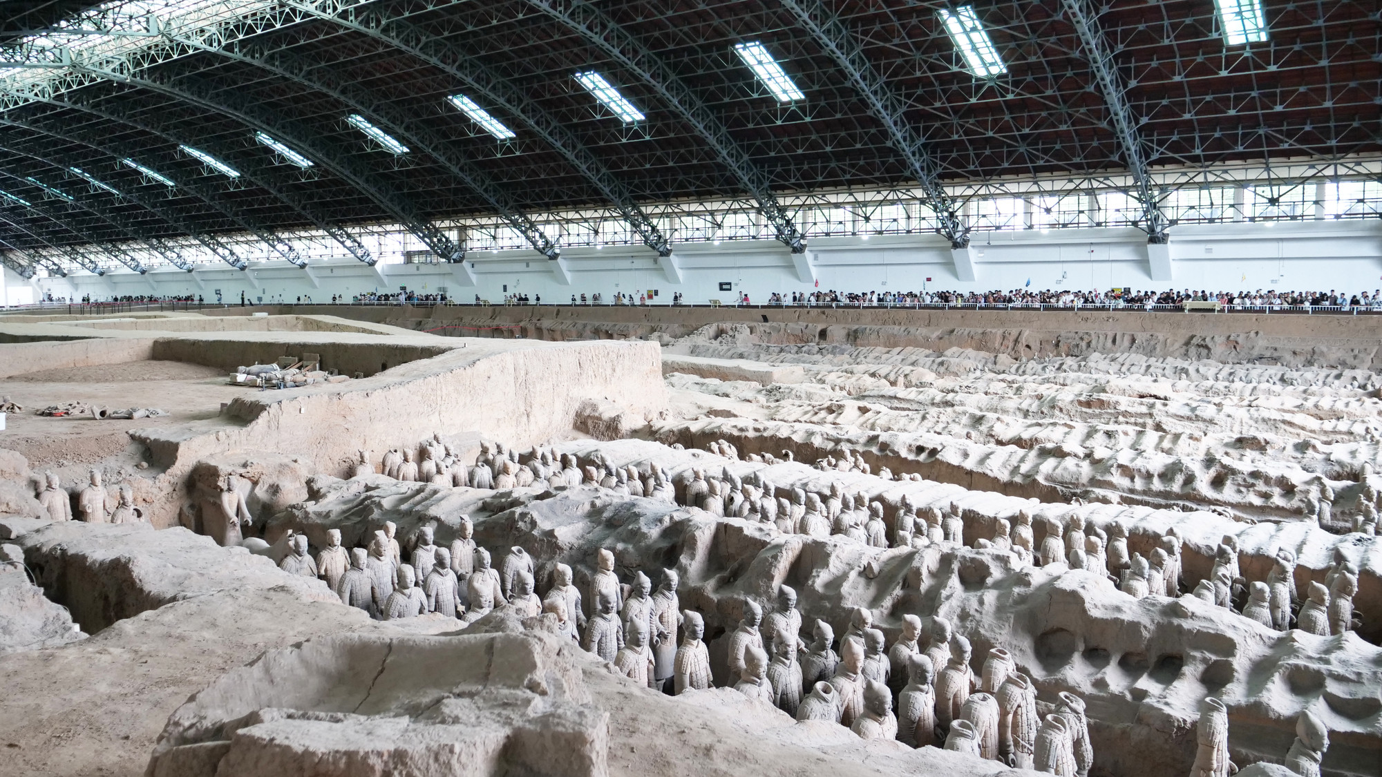 Hố khảo cổ số 1 chôn khoảng 6.000 tượng binh lính và ngựa đất nung.