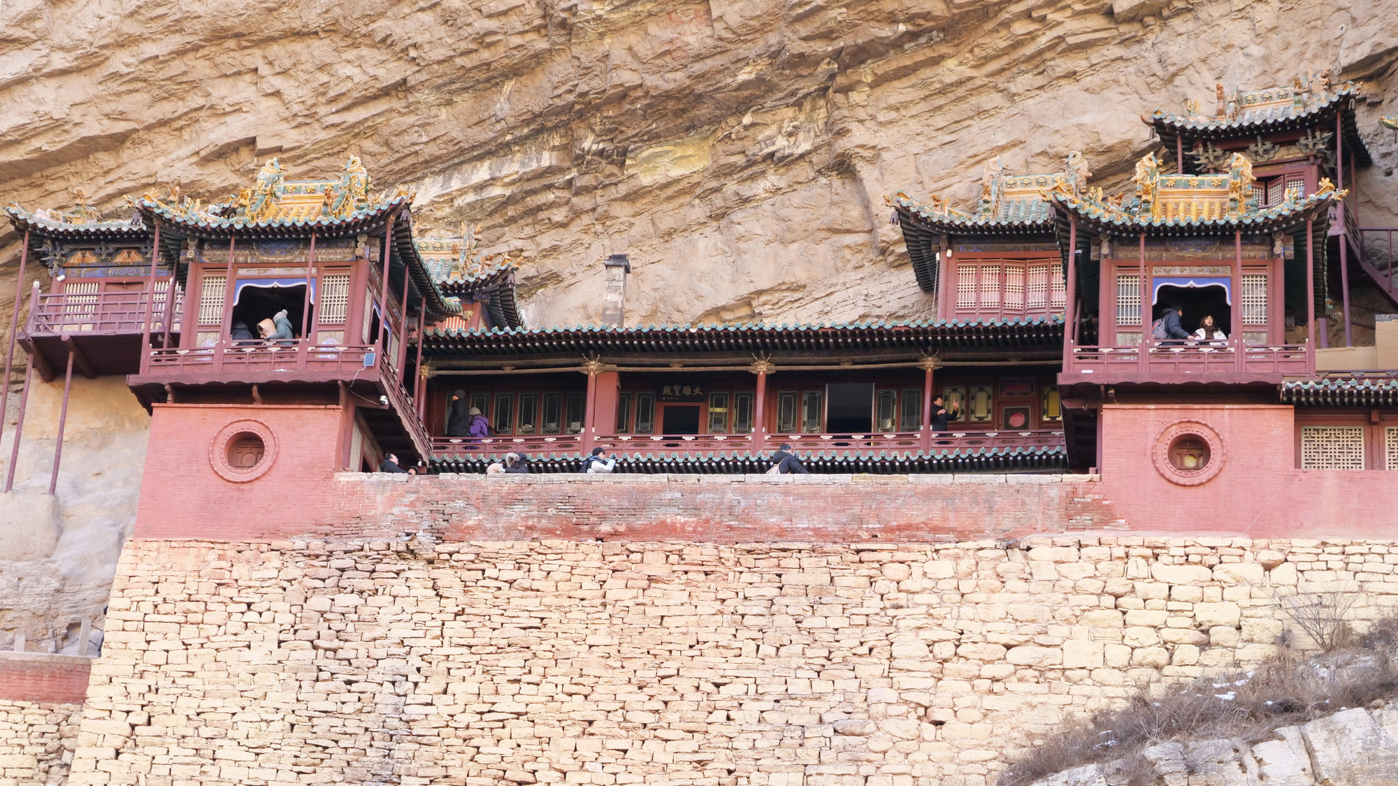 Được xây dựng trên nền đá viên xếp thành lớp, thiền viện có nhiều điện thờ Phật giáo, Đạo giáo như Đại hùng bảo điện, điện Quan âm, điện Địa tạng, điện Thái ất, điện Quan đế..., trong đó điểm nhấn là lầu chuông và lầu trống ở hai đầu.