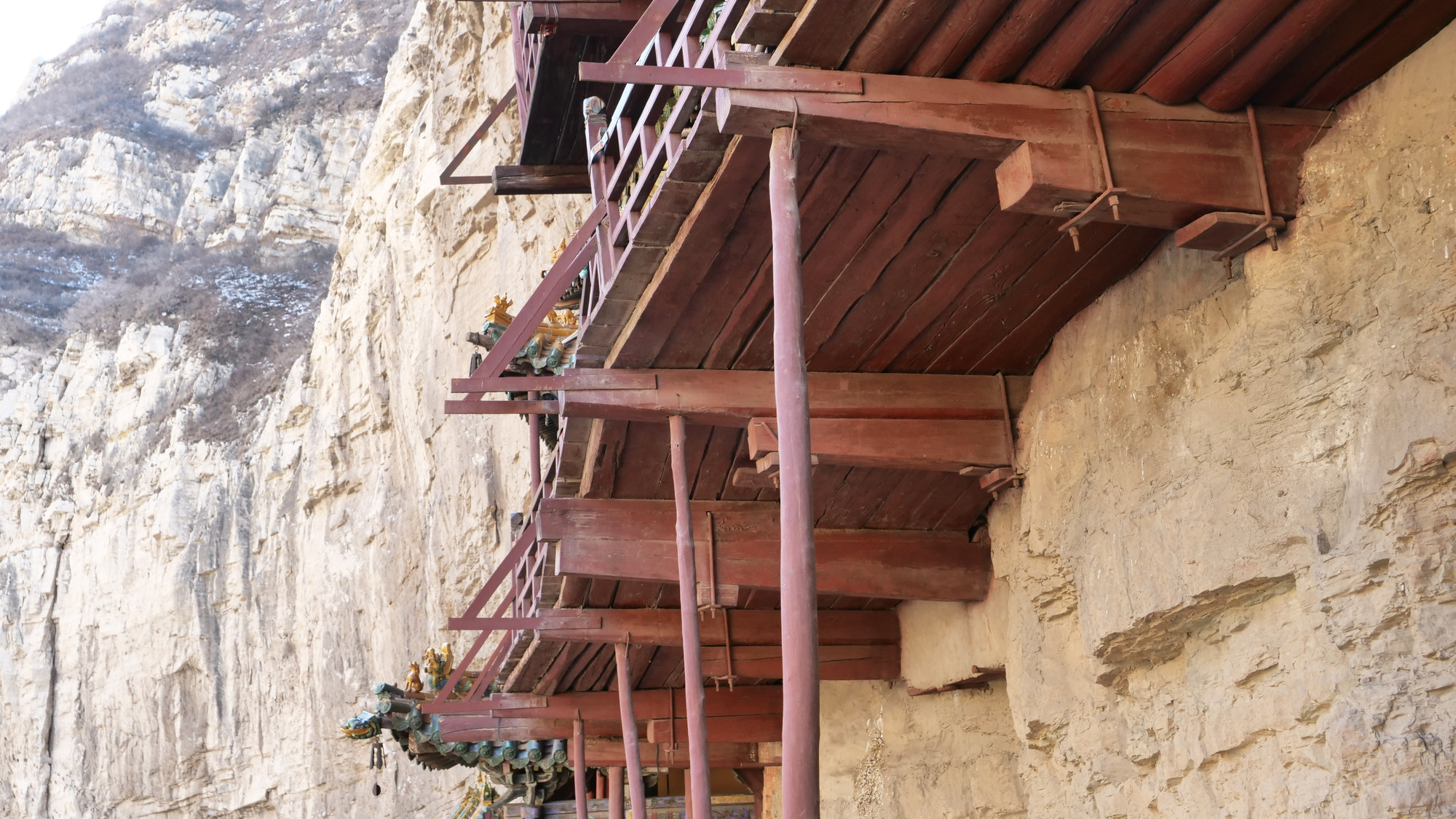 Điểm độc đáo trong xây dựng chùa là áp dụng nguyên lý cơ học, mượn điểm tựa ngầm trong vách núi khi các dầm xà ngang được đóng thẳng sâu vào vách đá với một đầu dầm được thiết kế giống như vít nở ngày nay.