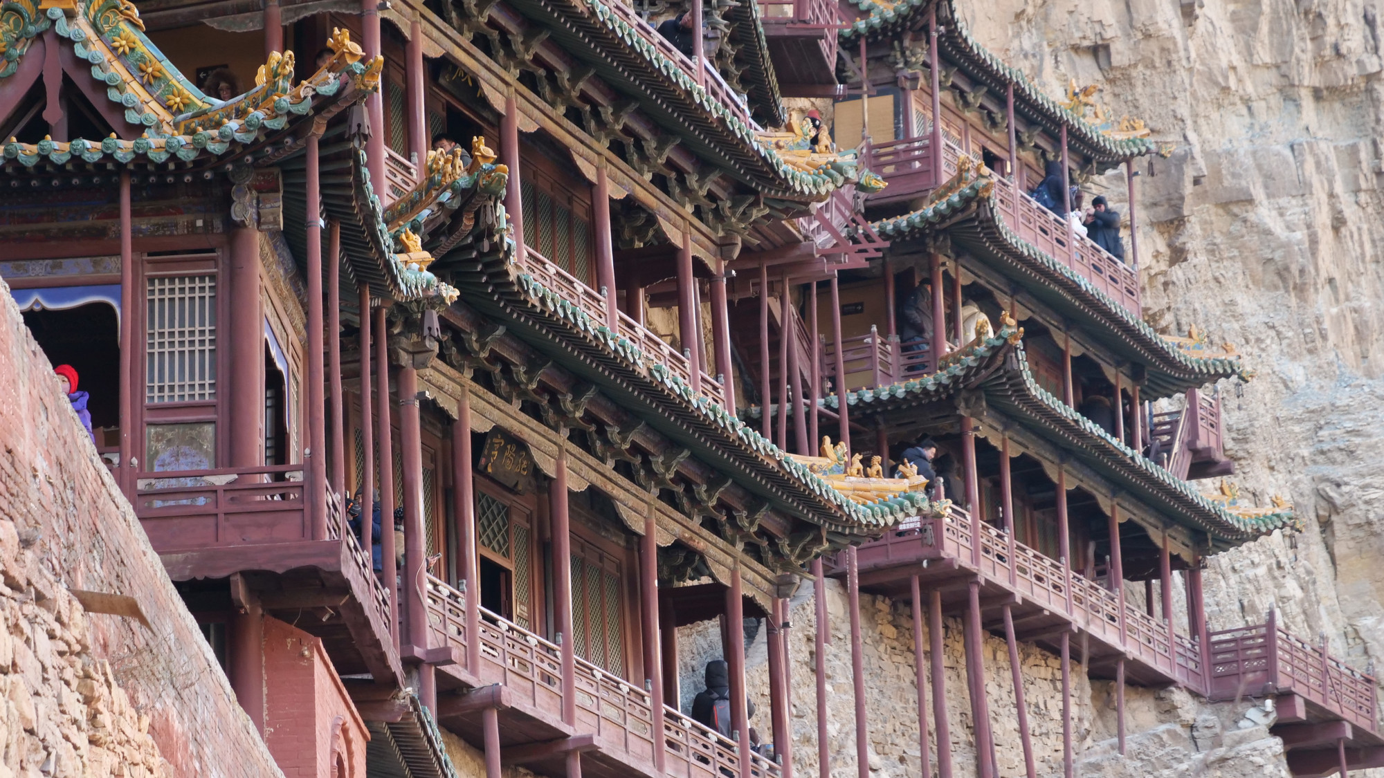 Các dầm xà, cột chống, hàng lang, lan can giữa các tầng được kết thành một thể liên hoàn, bảo đảm cố định, vững chắc cho toàn bộ ngôi chùa.