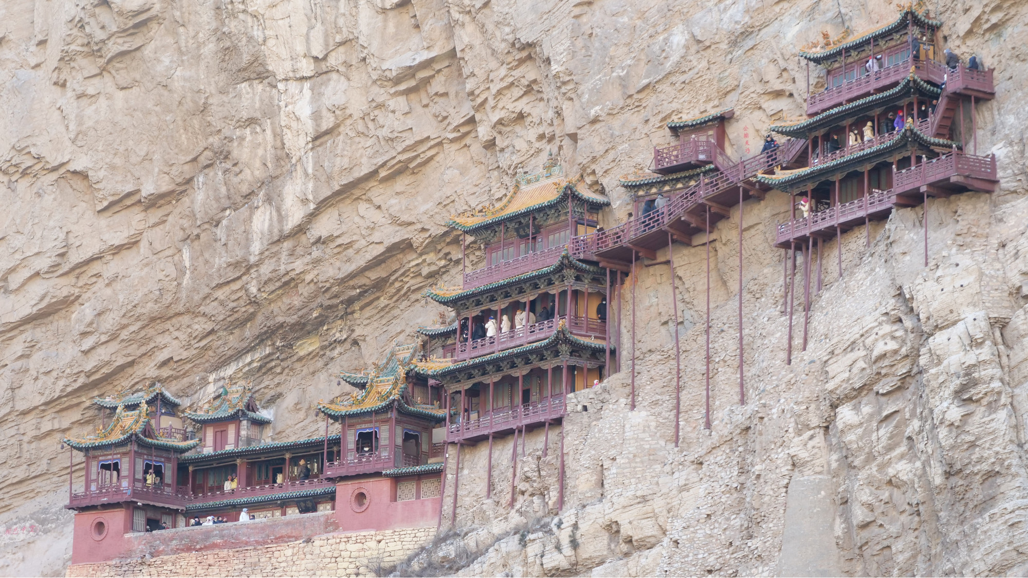 Được xây dựng trên diện tích 472m2, Huyền Không Tự chia làm ba khu: một viện hai lầu với 40 gian điện thờ, gian rộng nhất không quá 36m2.