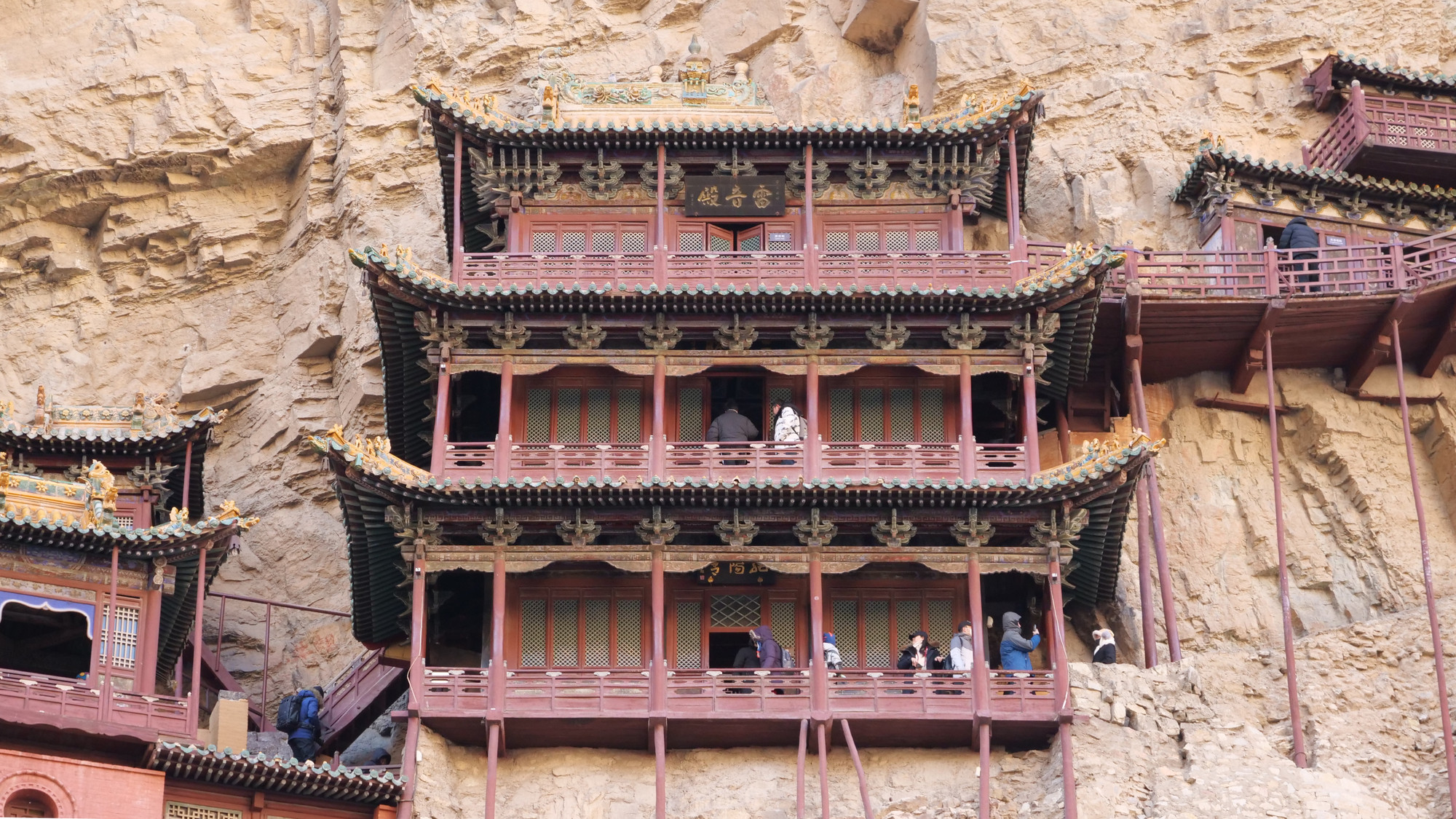 Lầu nam dài khoảng 7m, rộng khoảng 4m, gồm 3 tầng. Tầng 1 là cung Thuần Dương, nơi thờ Lã Động Tân-một trong bát tiên của Đạo giáo. Tầng 2 là điện Tam Cung, nơi thờ Tam Cung: Thiên cung ban phúc cho chúng sinh; Địa cung xá tội cho chúng sinh; Thủy cung cứu giúp chúng sinh. Tầng 3 là điện Lôi Âm là điện thờ Phật giáo, bên trong có tượng Thích Ca Mầu Ni, Văn Thù, Phổ Hiền...