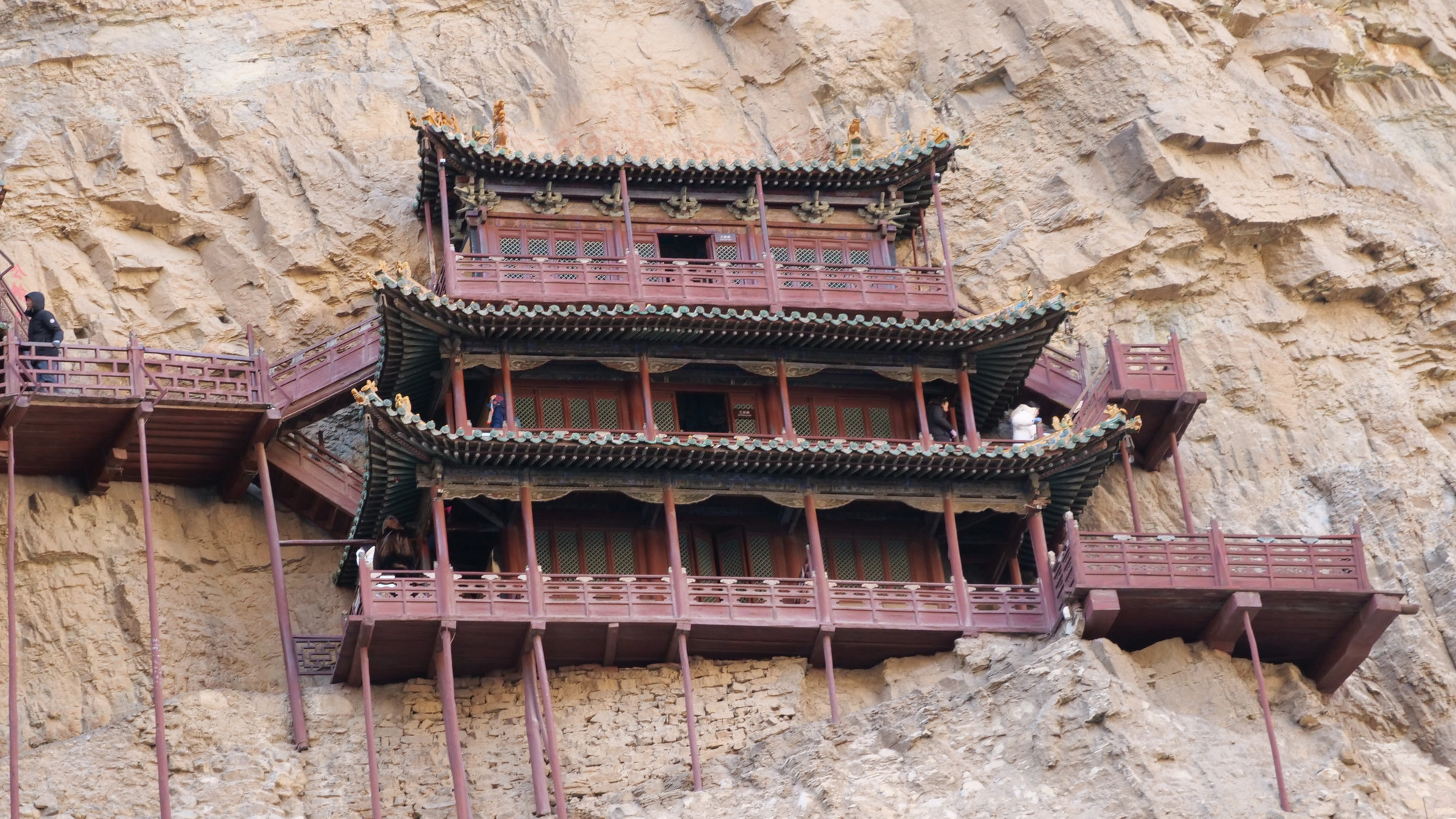 Lầu bắc dài khoảng 6m, rộng khoảng 4m, gồm 3 tầng. Tầng 1 là điện thờ Tứ phật, bên trong là tranh bích họa được vẽ từ năm 1866. Tầng 2 là điện Tam thánh, bên trong có các tượng bồ tát cưỡi linh thú. Tầng 3 là điện Tam giáo, bên trong có tượng Thích Ca Mầu Ni, tượng Khổng Tử và tượng Lão Tử, thể hiện tam giáo hòa hợp trong cùng một điện thờ.