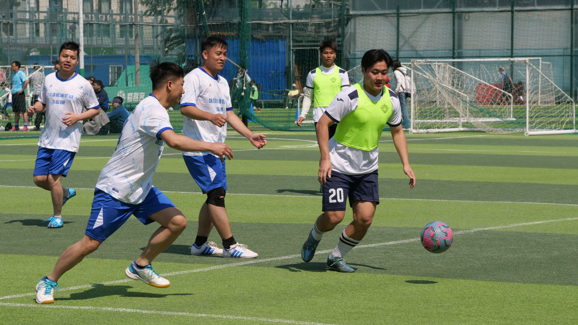 Các cầu thủ quyết tâm thi đấu để giành ngôi Vô địch giải đấu.