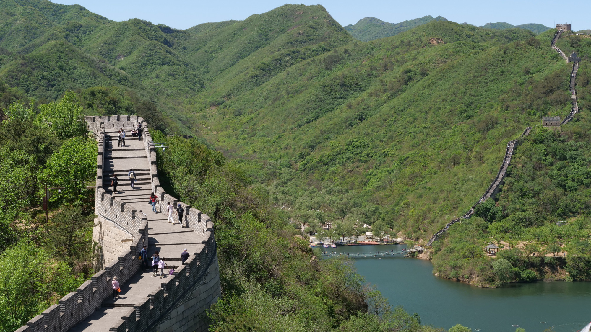 Trường thành Hoàng Hoa Thành uốn lượn trên sườn núi bao quanh hồ Hạo Minh, trở thành cửa ngõ bảo vệ phía bắc kinh thành xưa.