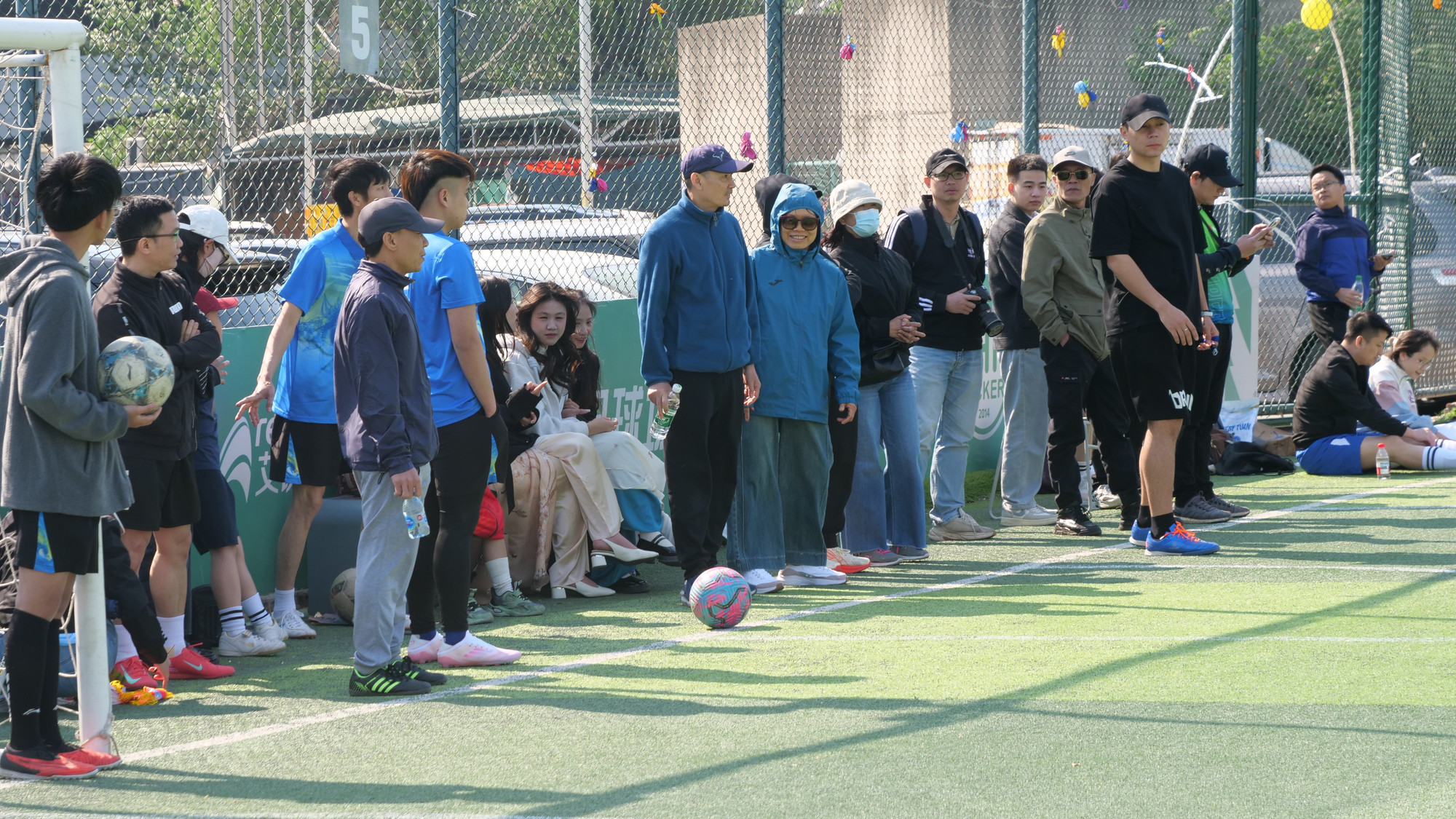 Đông đảo cộng đồng người Việt Nam, lưu học sinh đến xem và cổ vũ các trận đấu.