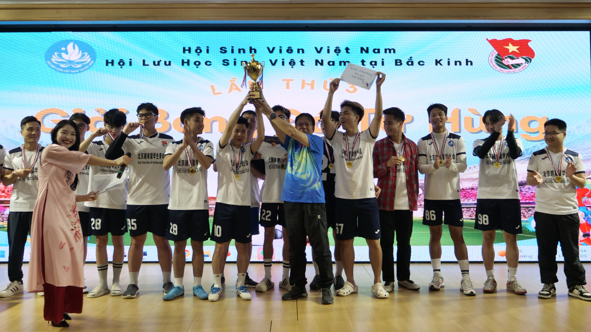 Đội Đoàn Thanh niên-Hội lưu học sinh Việt Nam tại Bắc Kinh nâng cao Cup vô địch.