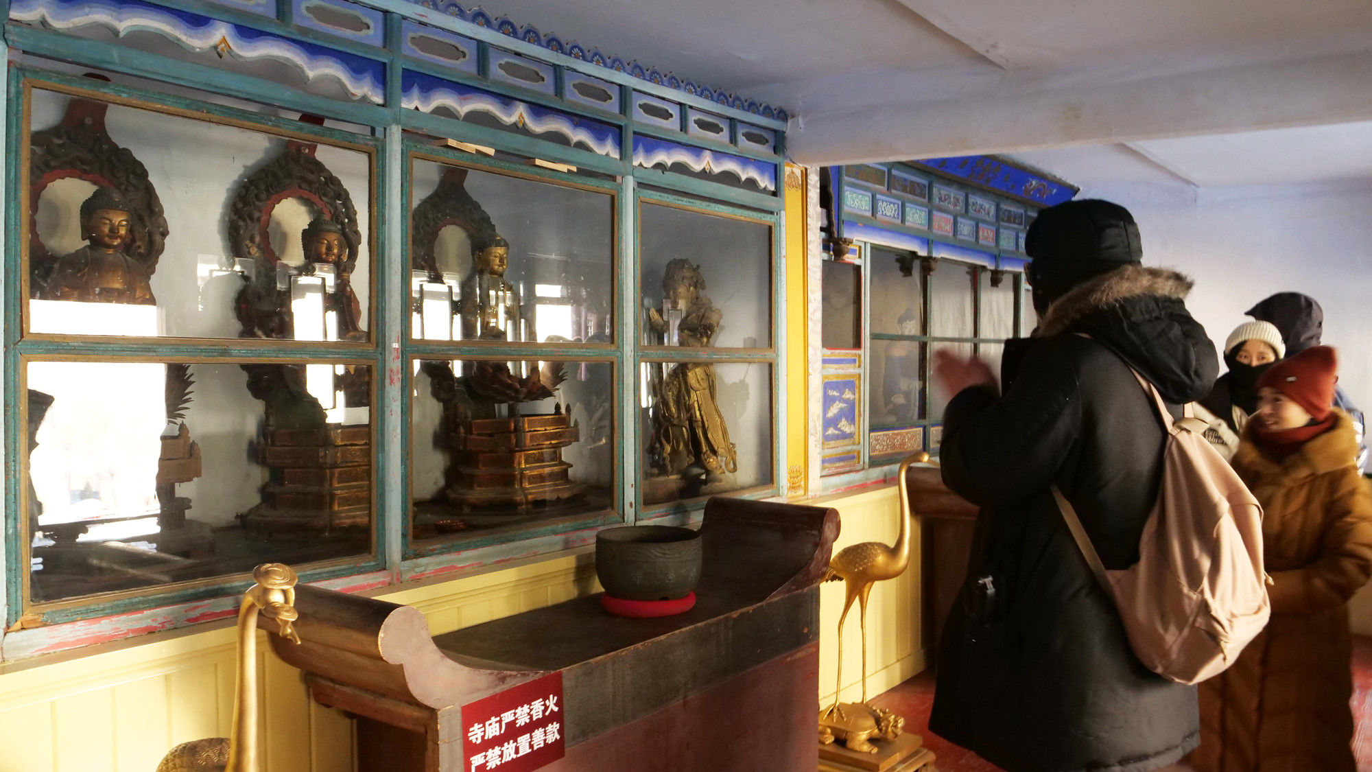 Du khách chiêm bái tượng phật trong Đại hùng bảo điện ở thiền viện.