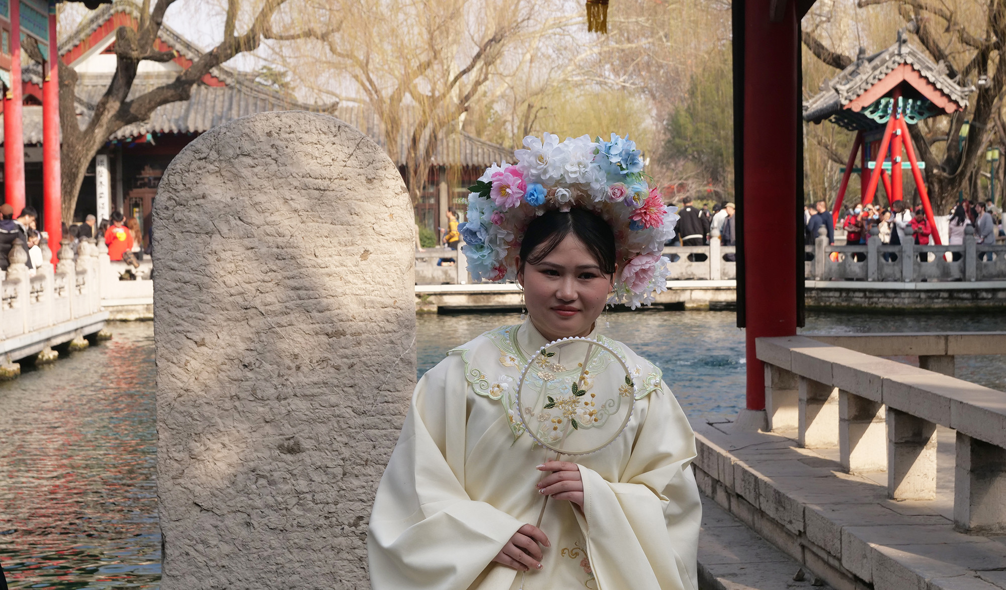 Bạn trẻ Trung Quốc chụp ảnh lưu niệm bên hồ suối Báo Đột.