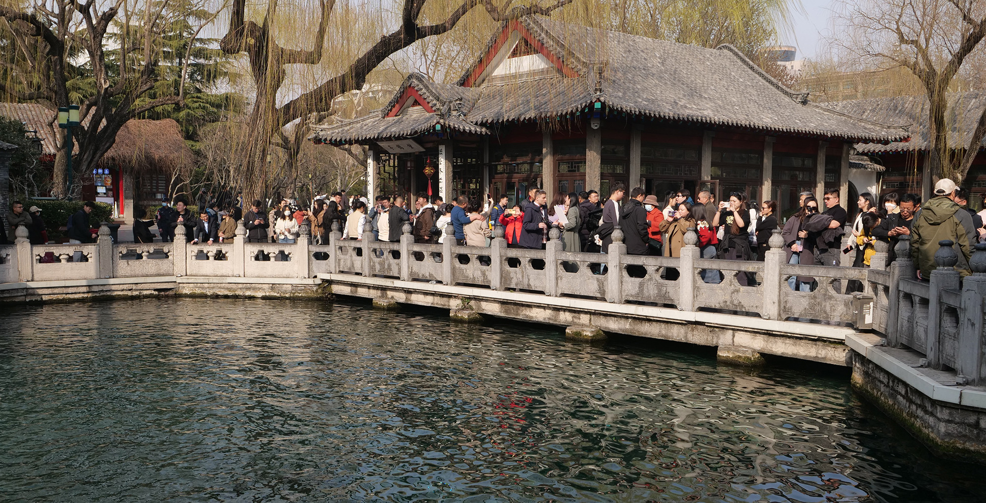 Địa điểm chụp ảnh check-in hồ suối Báo Đột Tuyền luôn kín chỗ.