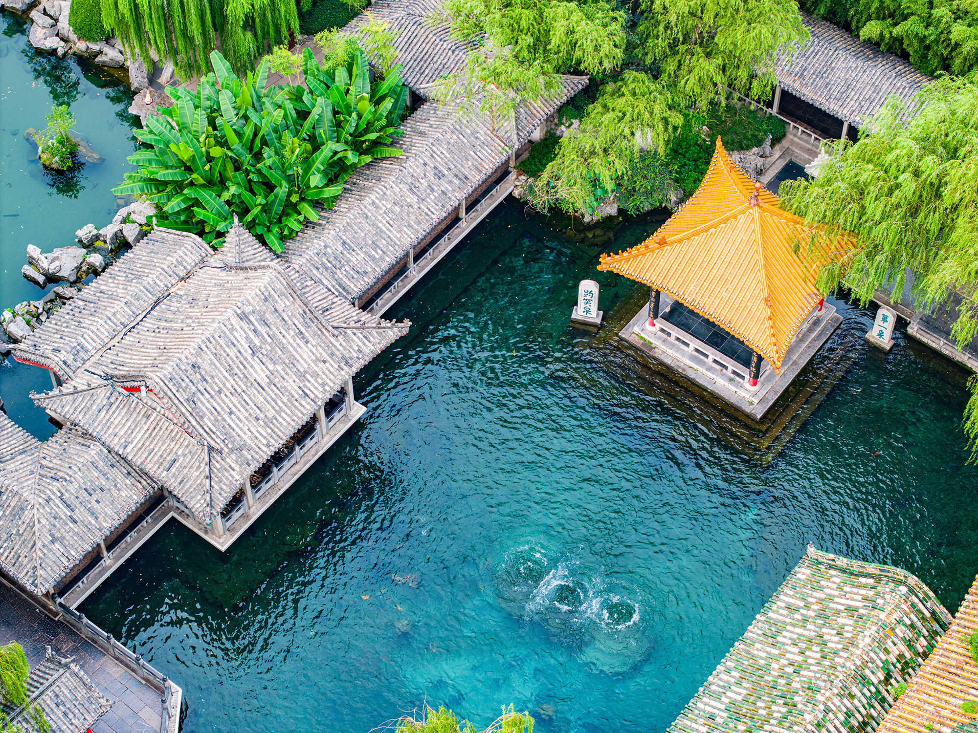 Hồ suối Báo Đột nhìn từ trên cao.