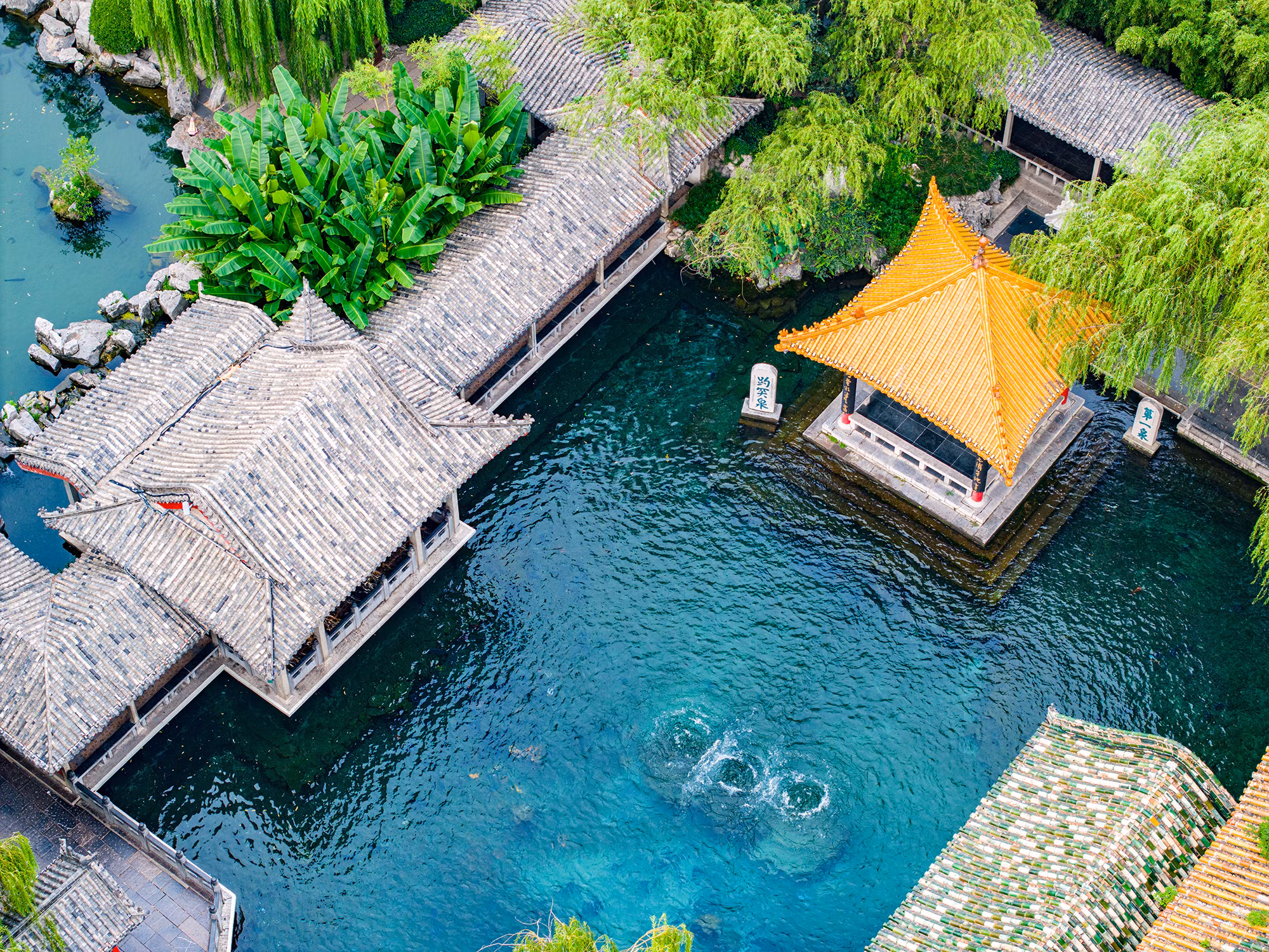 Hồ suối Báo Đột nhìn từ trên cao.