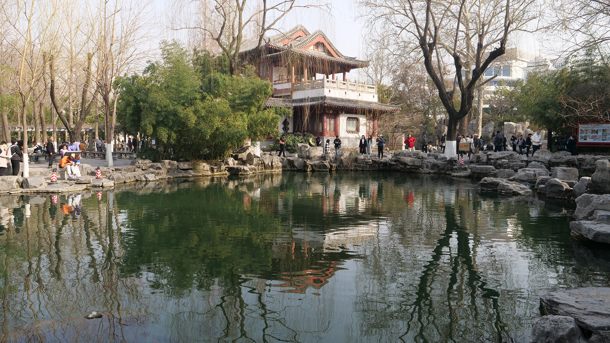 Một góc trong công viên Báo Đột Tuyền.