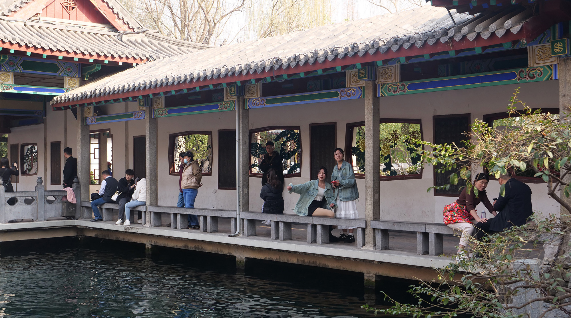 Dãy hành lang-nơi du khách dừng nghỉ chân ngắm cảnh hồ suối Báo Đột.