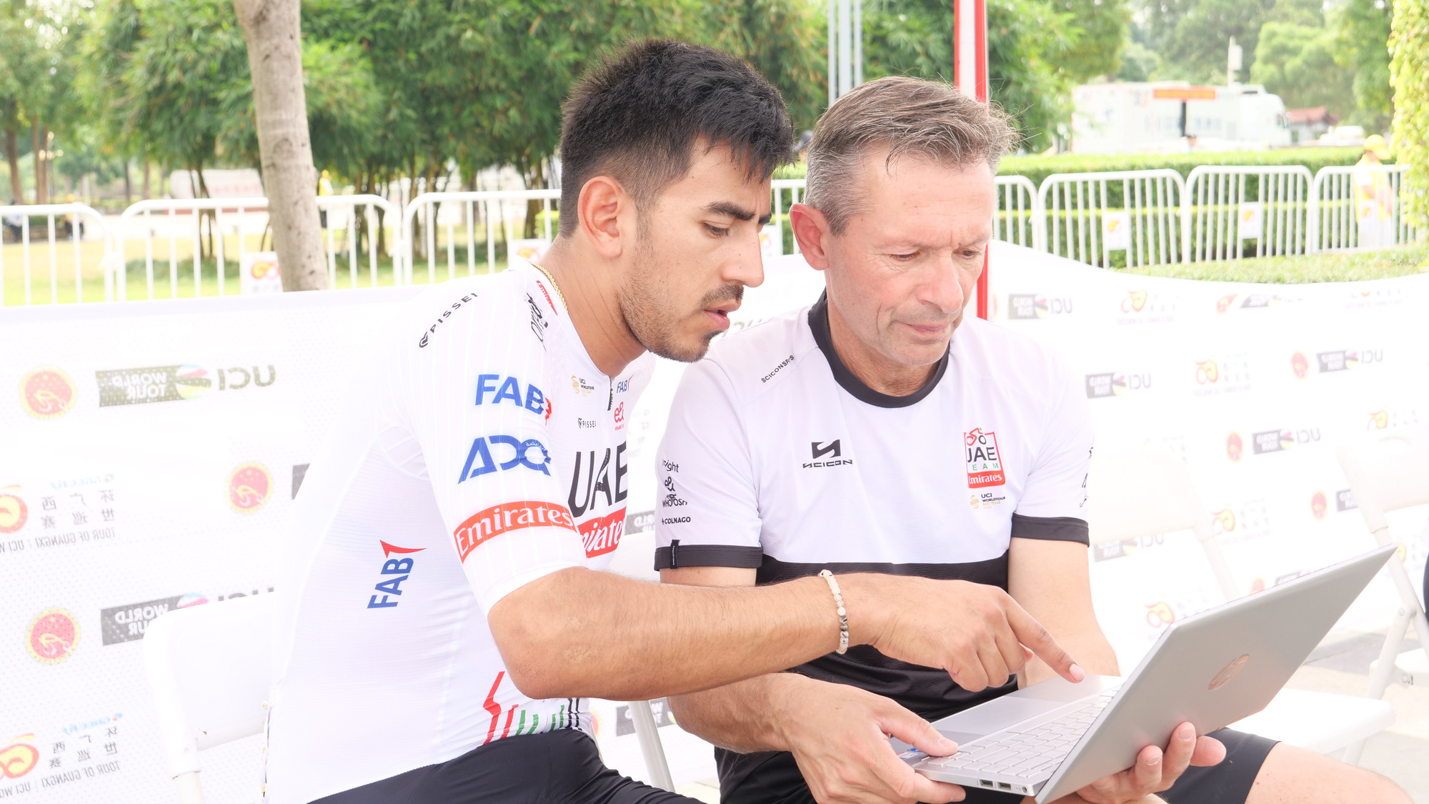 Người phụ trách đội trao đổi chiến thuật riêng với từng cua-rơ của đội UAE Emirates.