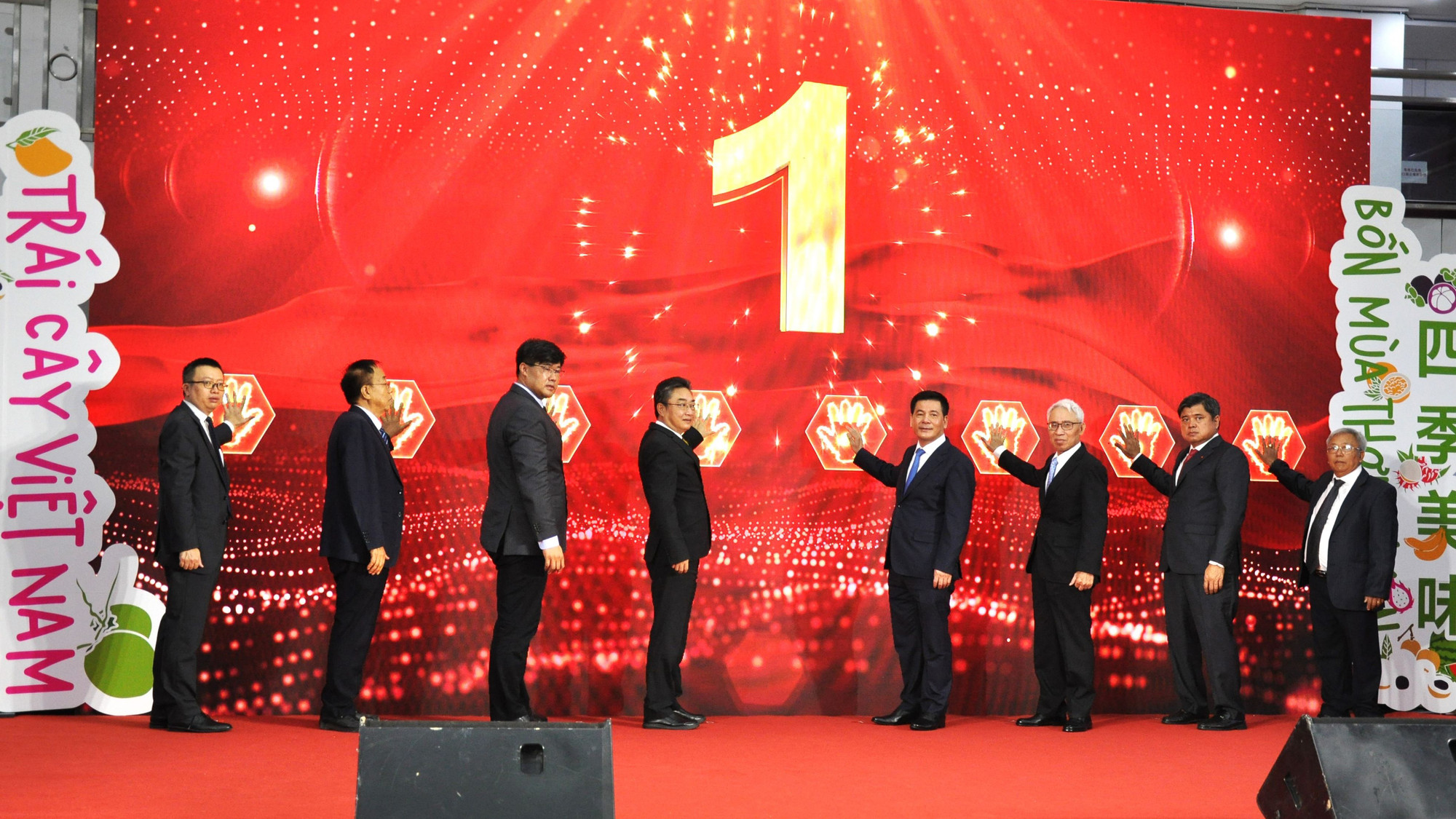 Các đại biểu ấn nút khai trương gian hàng tại Lễ hội trái cây Việt Nam.