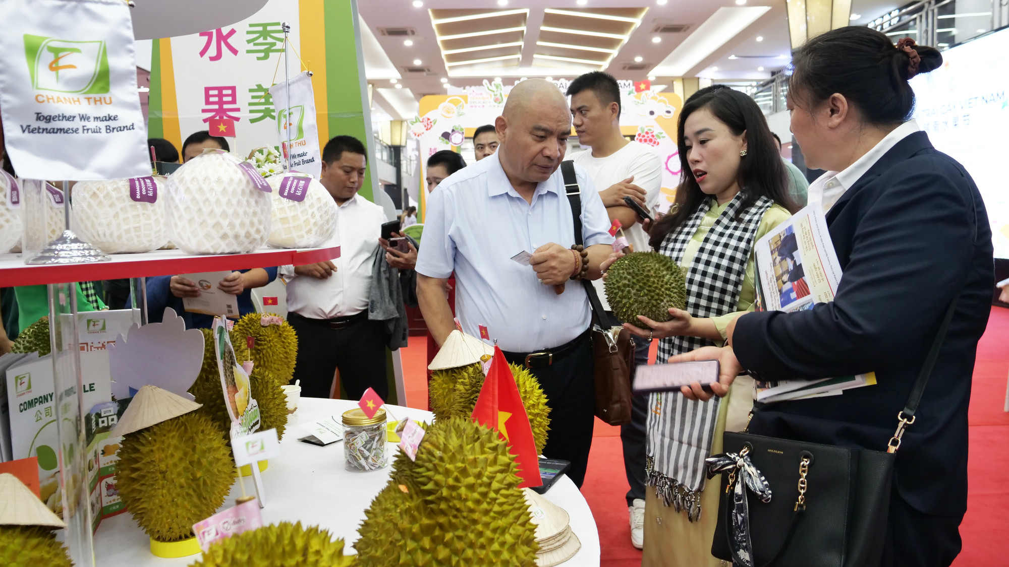 Đại diện một doanh nghiệp xuất khẩu trái cây giới thiệu mặt hàng sầu riêng.