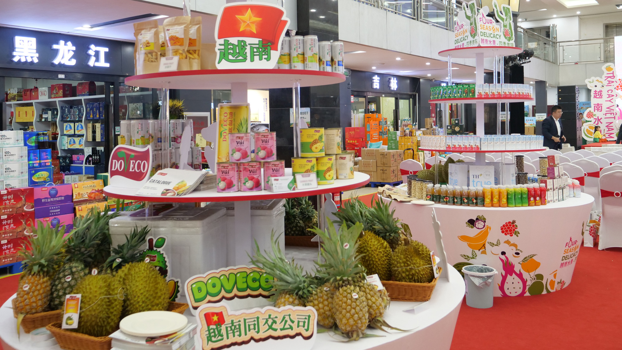 Một số quầy trưng bày sản phẩm trái cây tại Lễ hội.