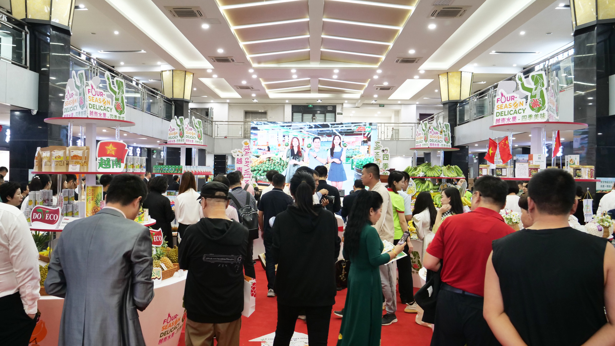 Đông đảo người dân thủ đô Bắc Kinh và người Việt Nam sinh sống, học tập và làm việc tại đây đến tham quan Lễ hội trái cây Việt Nam năm nay.