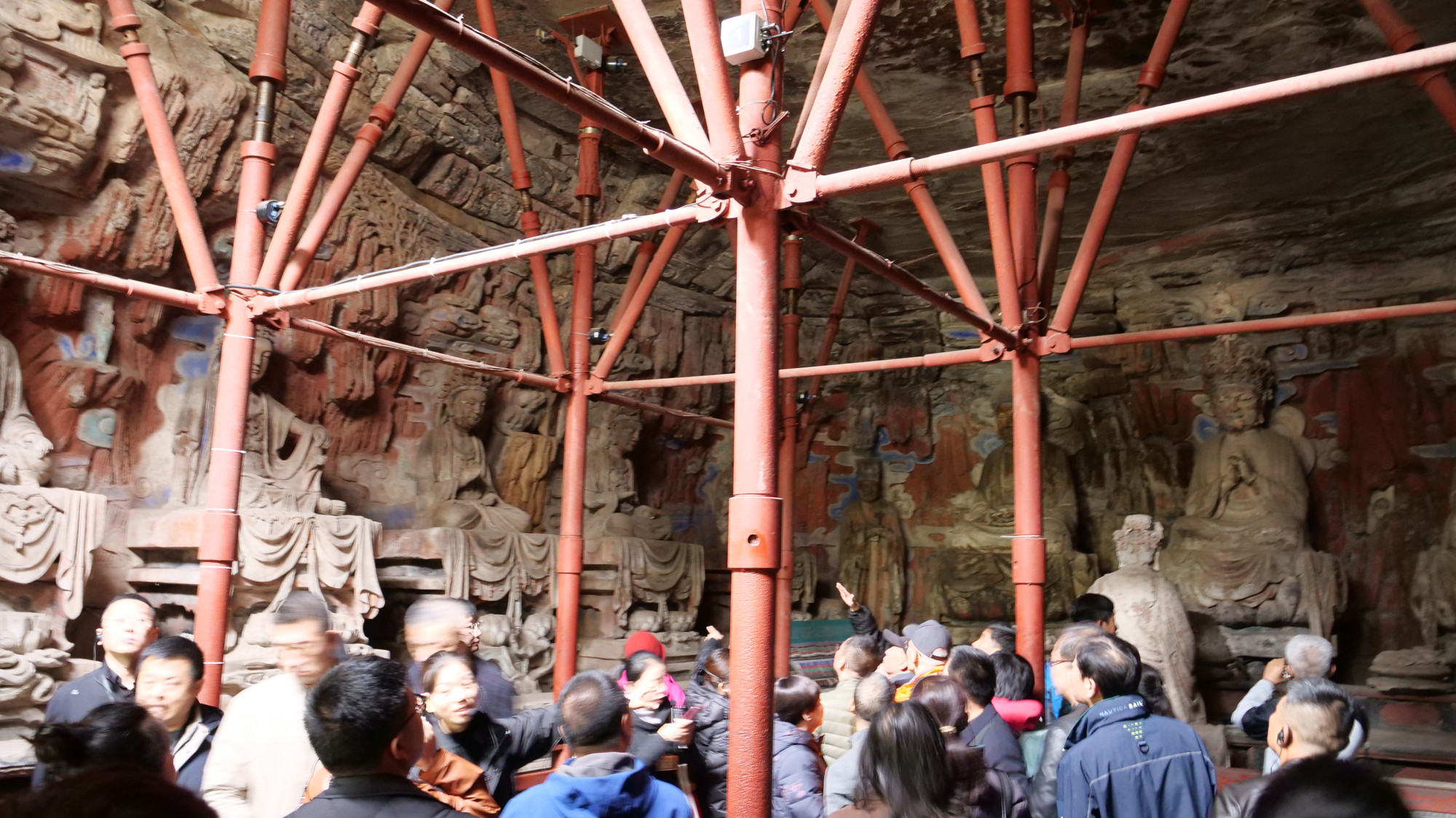 Một hang đá hàng trăm năm tuổi phải sử dụng hệ giá đỡ cho trần hang trước dấu ấn của thời gian.