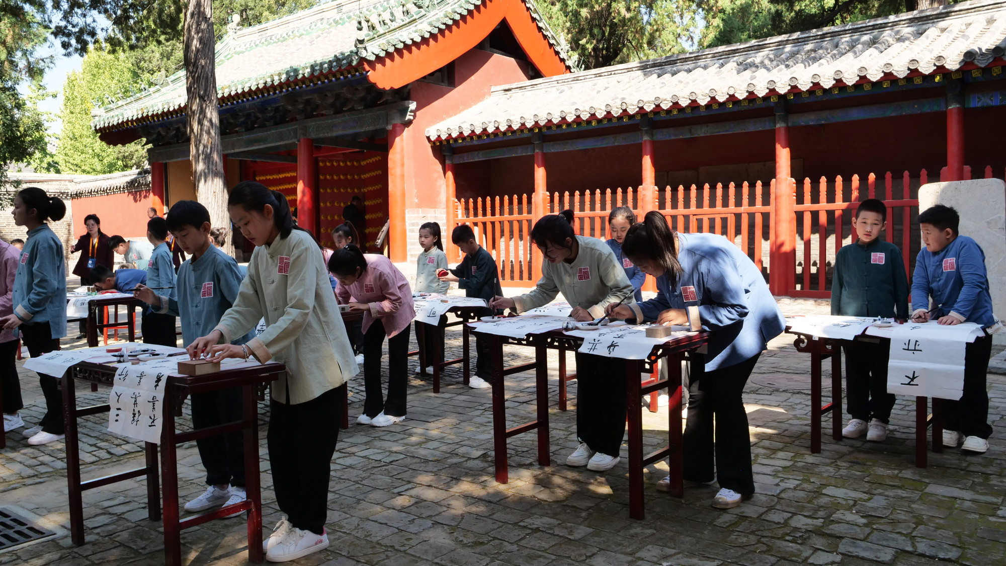 Nhiều hoạt động trải nghiệm văn hóa truyền thống được tổ chức bên trong khuôn viên Khổng miếu.