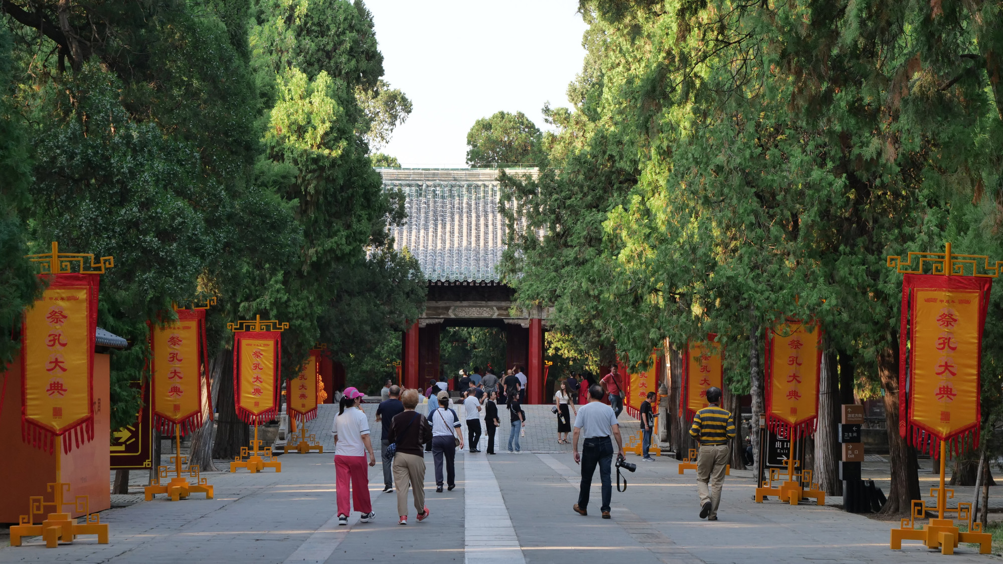 Các đại biểu và khách mời đi theo đường thần đạo chính giữa, qua nhiều lớp cửa như Thánh Thời Môn, Hồng Đạo Môn, Đại Trung Môn, Đông Văn Môn, Đại Thành Môn để vào Đại Thành Điện - nơi tổ chức nghi thức chính của Đại lễ.