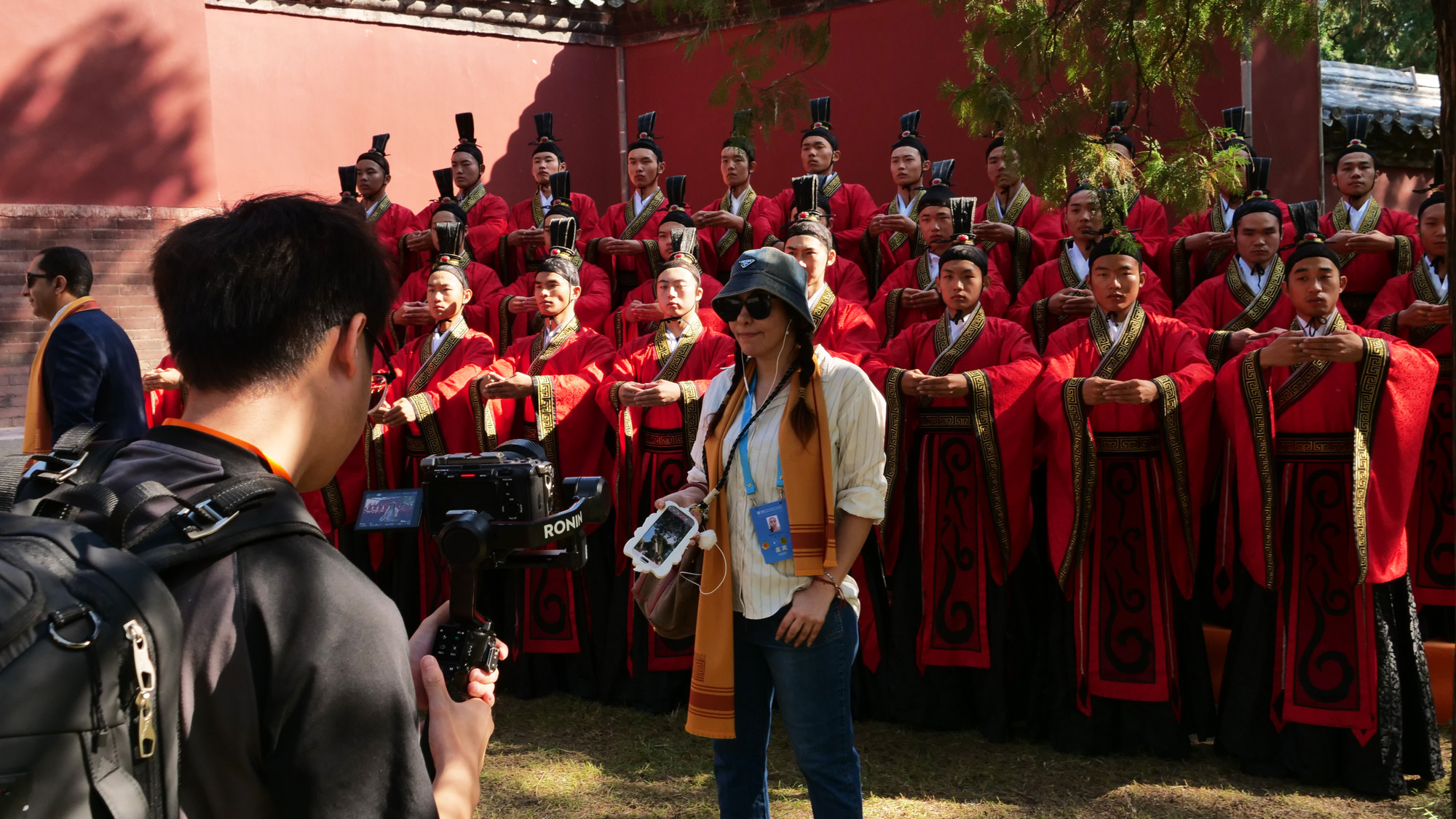 Đại biểu, khách mời tranh thủ chụp ảnh check-in.