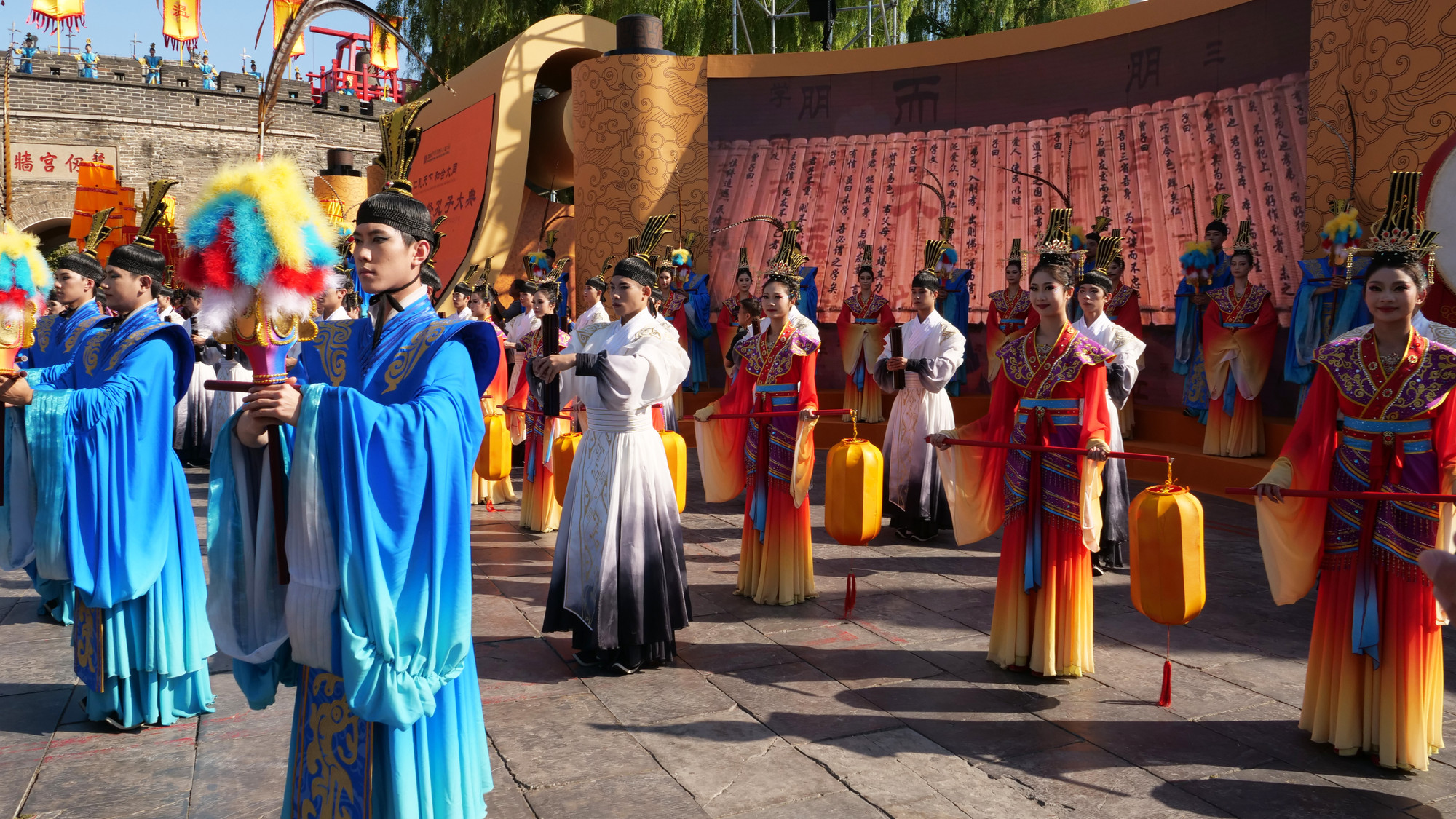 Các diễn viên mặc trang phục truyền thống nghênh đón đoàn người tham dự Đại lễ.