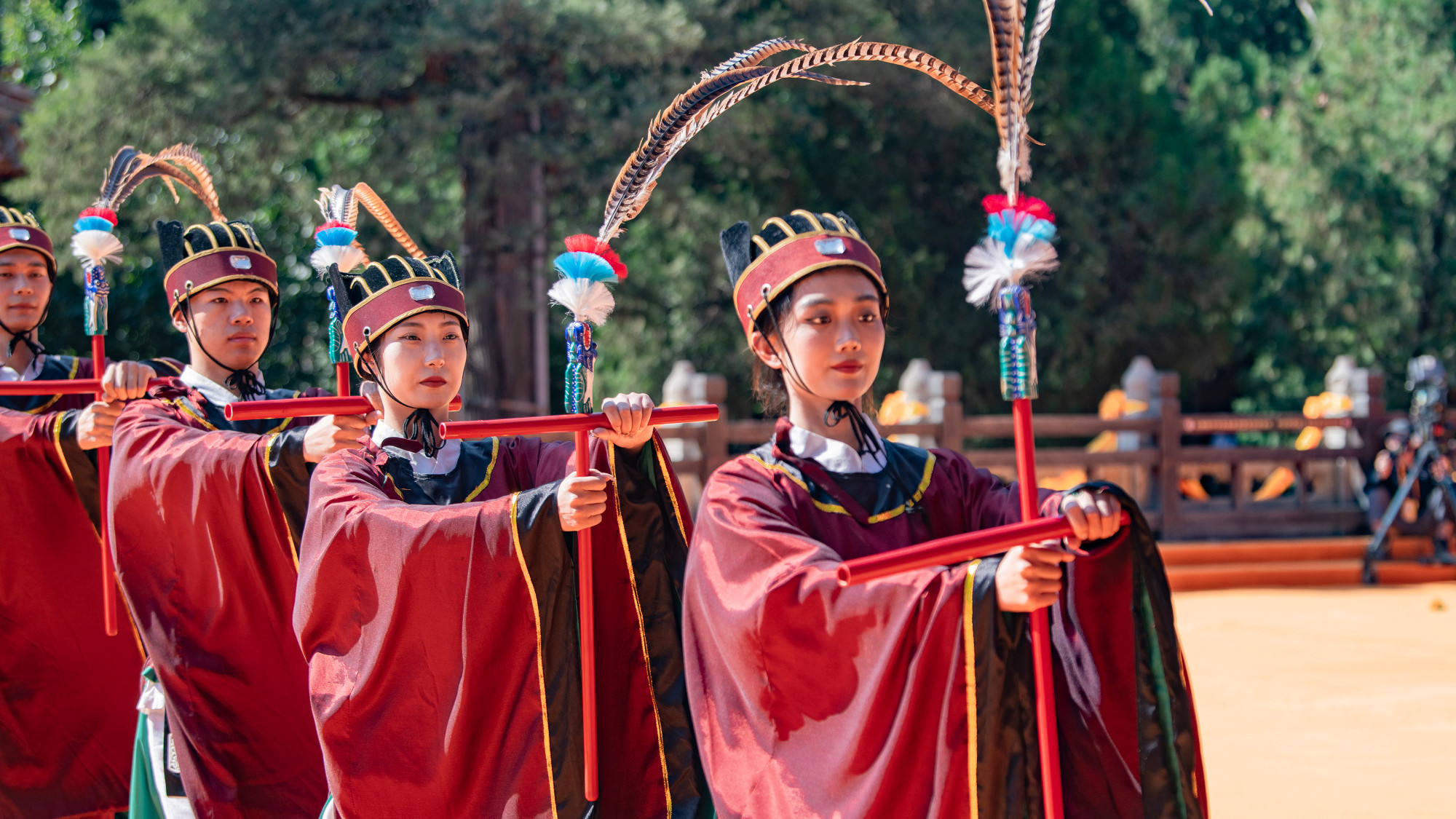 Các diễn viên chuẩn bị biểu diễn lễ nhạc.