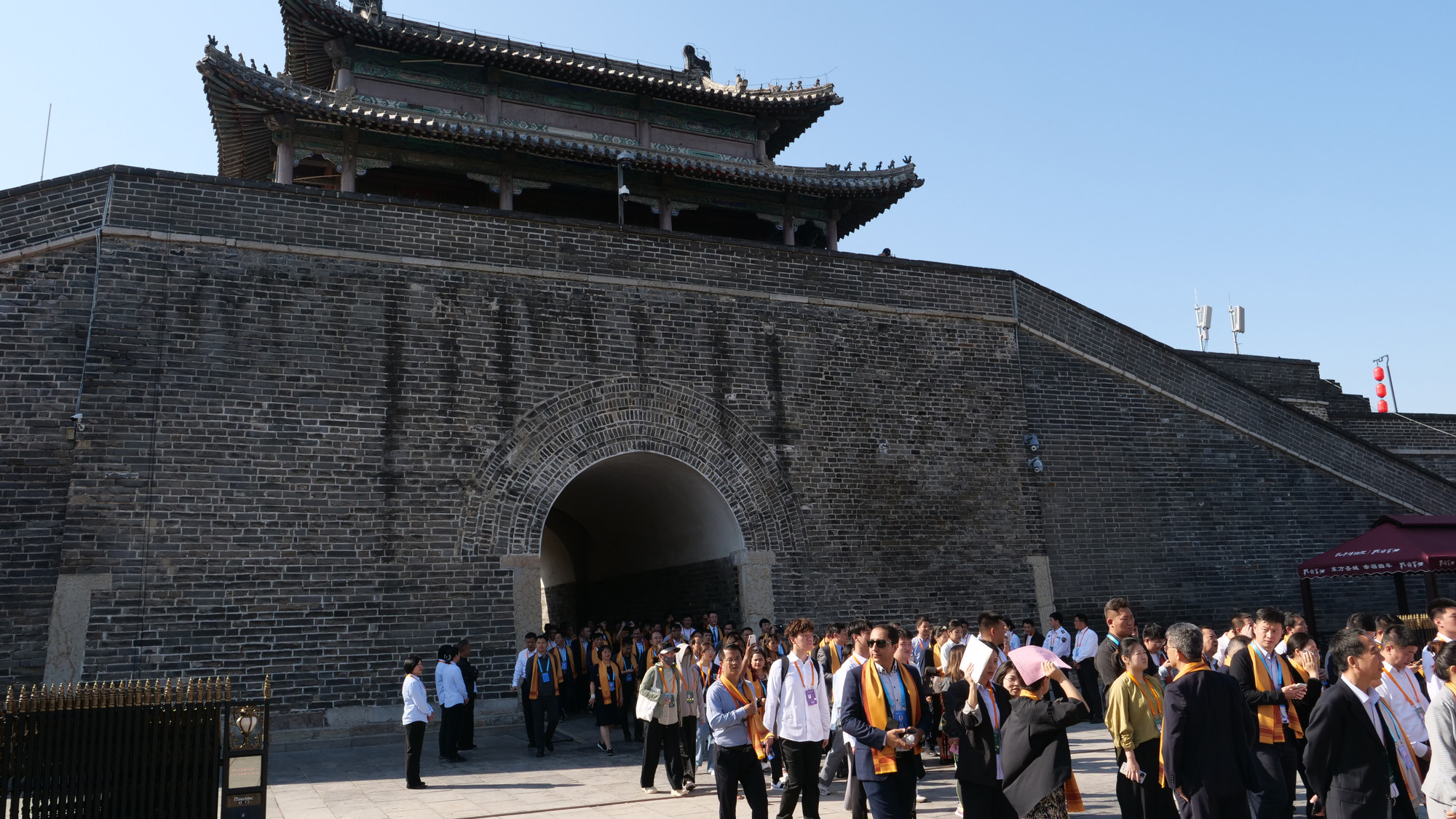 Các đại biểu và khách mời lần lượt qua cổng Vạn Nhận Cung Tường trước kia có tên gọi là Ngưỡng Thánh Môn.