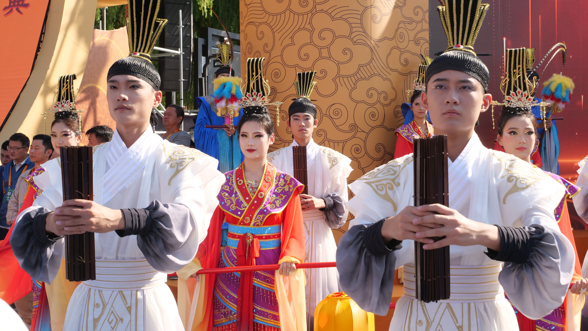 Các diễn viên mặc trang phục truyền thống nghênh đón đoàn người tham dự Đại lễ.