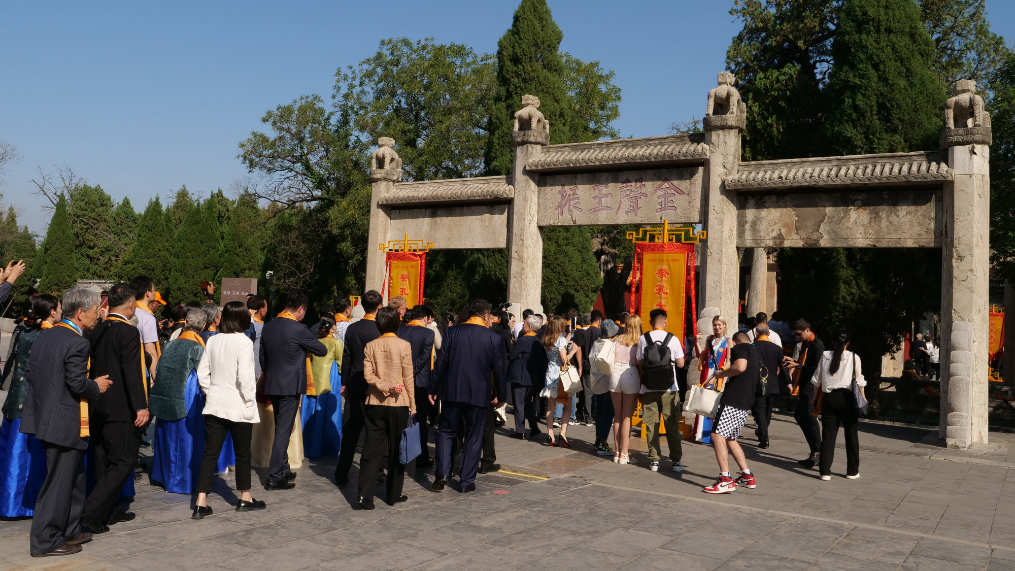 Các đại biểu và khách mời đi qua cổng đá đề 4 chữ “Kim thanh ngọc chấn”, nghĩa là dùng chuông vàng, khánh ngọc để tấu điệu nhạc âm vang, thanh tao ca ngợi tư tưởng của Khổng Tử.