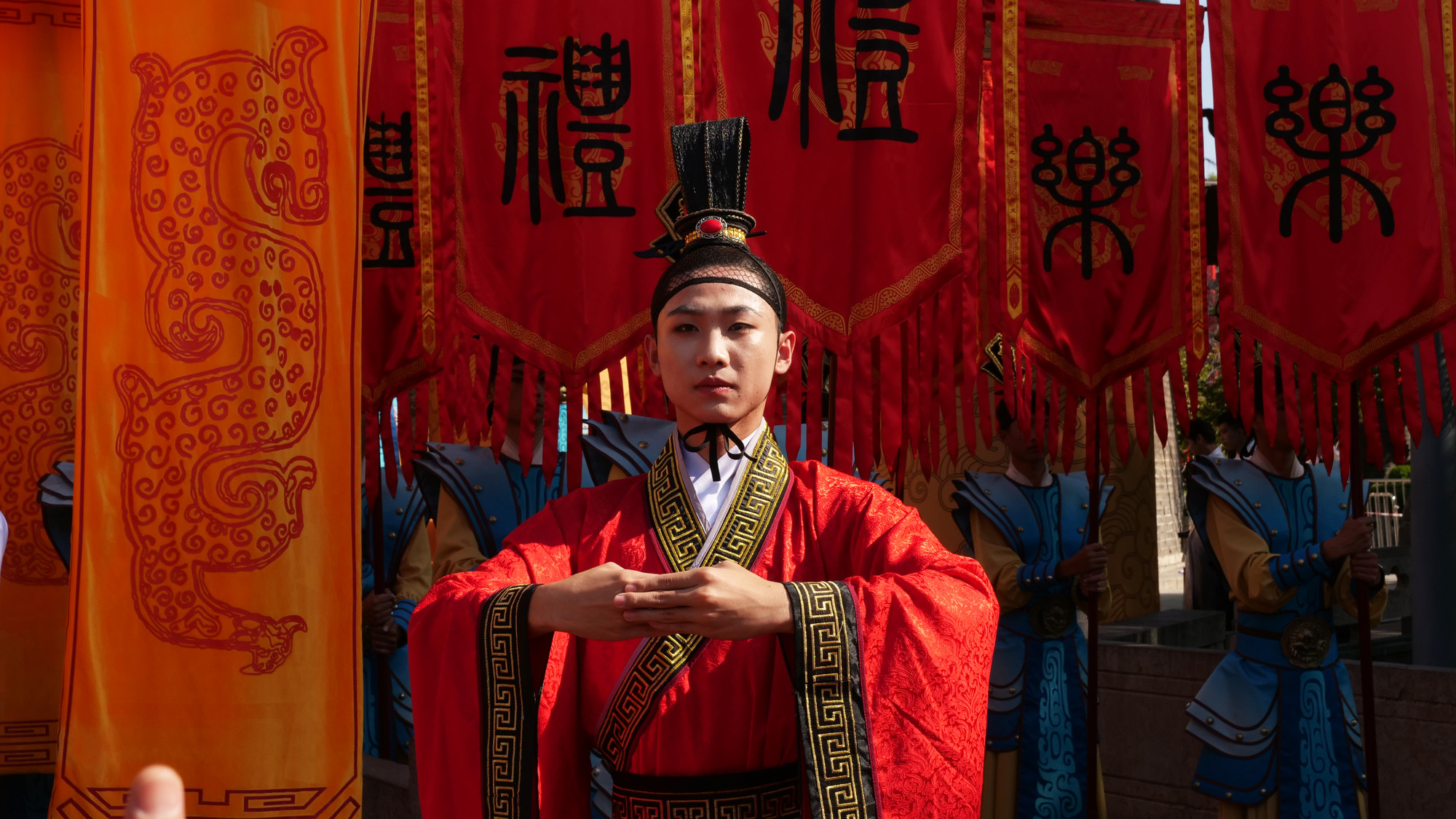 Các diễn viên mặc trang phục truyền thống nghênh đón đoàn người tham dự Đại lễ.