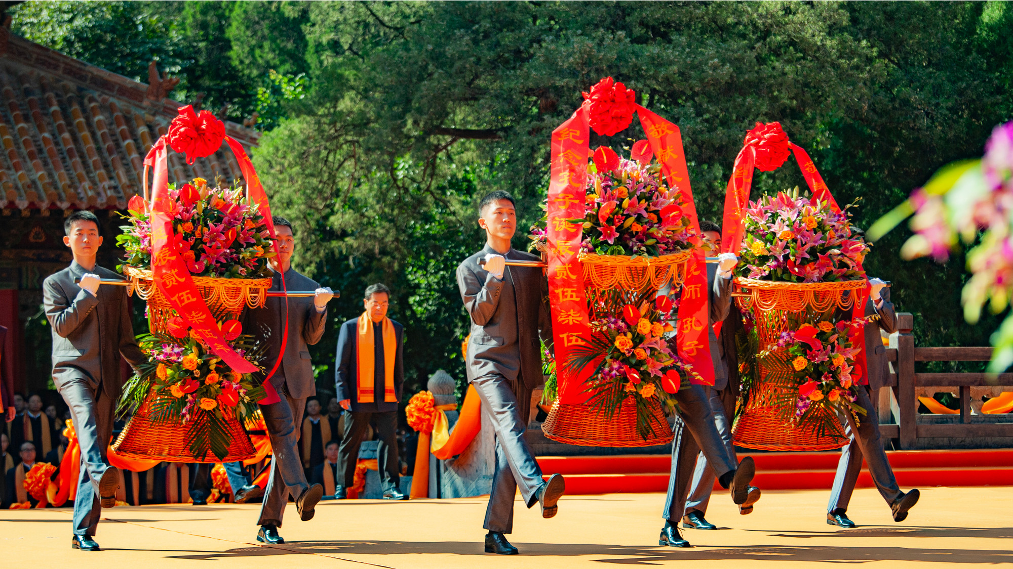 Nghi thức dâng hoa.