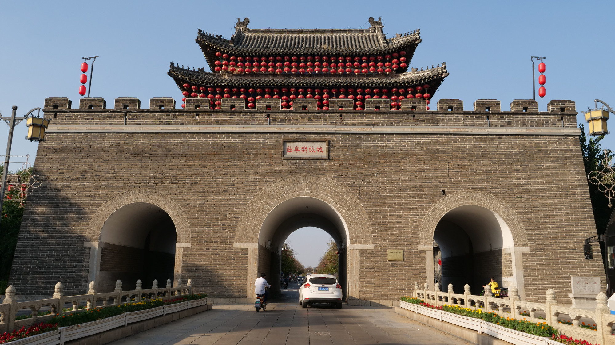 Thành Minh Cố được xây dựng vào năm 1513, có diện tích khoảng 150ha, chu vi 4,8km với 5 cổng ở 4 hướng, trong đó hướng nam có 2 cổng. Trong thành có nhiều di tích như: Khổng miếu, Khổng Phủ, Nghiêm miếu, lầu thành...