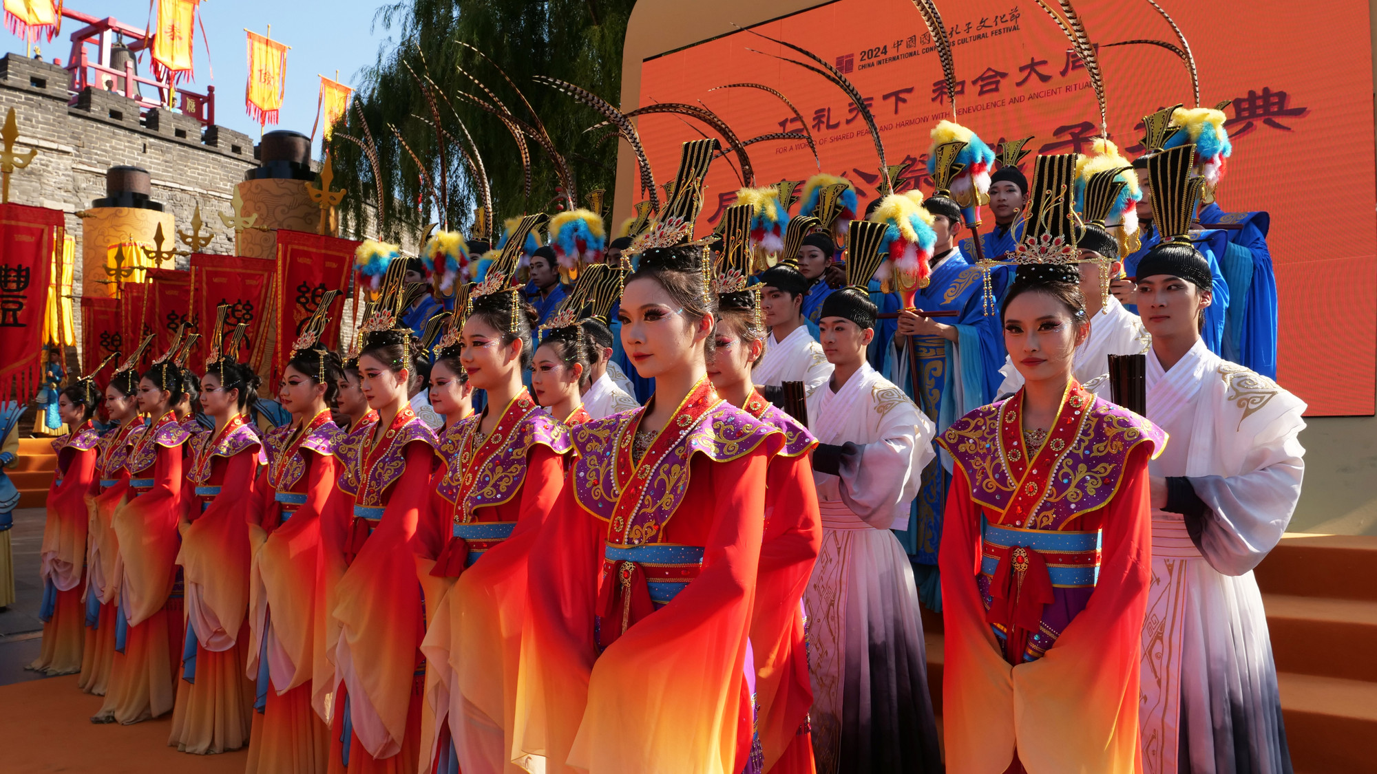 Sau khi biểu diễn các tiết mục lễ nhạc truyền thống tại nghi lễ khai thành, khai miếu, hàng trăm diễn viên mặc trang phục truyền thống xếp hàng nghênh đón đoàn người tham dự Đại lễ.