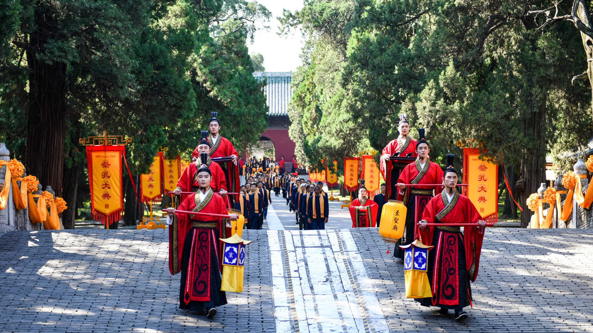 Đoàn chủ lễ là những người đầu tiên vào Đại Thành Điện để thực hiện nghi thức.