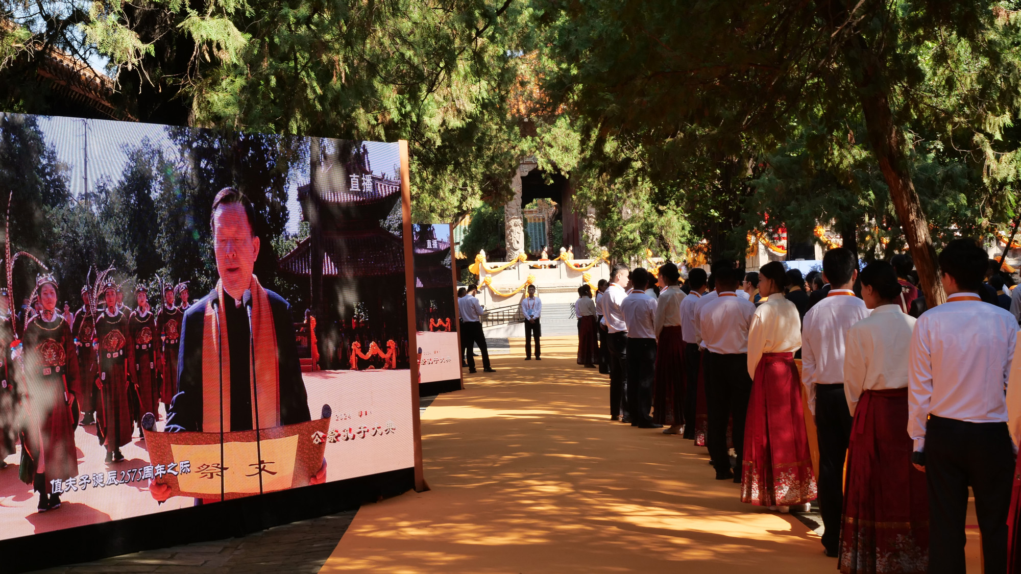 Do không gian hạn chế, nhiều đại biểu và khách mời chỉ có thể xem Đại lễ được truyền hình trực tiếp qua màn hình tivi đặt tại chung quanh Đại Thành Điện.