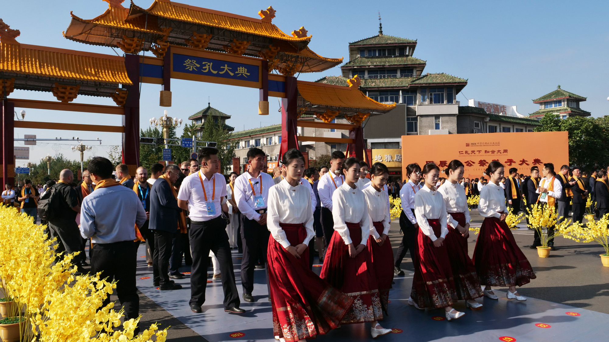 Các đại biểu và khách mời xếp hàng trước khi khai thành (mở cổng thành Minh Cố).