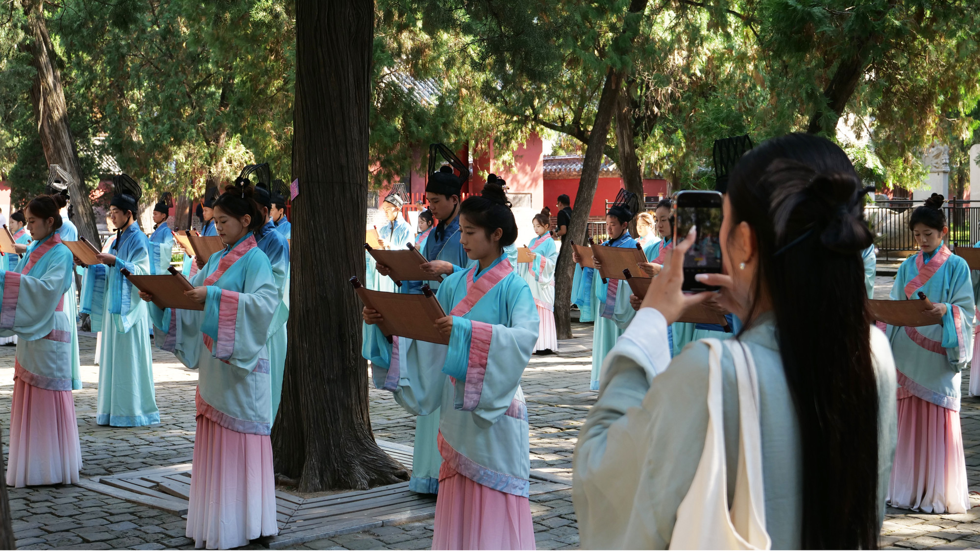 Du khách chụp lại những khoảnh khắc đẹp.