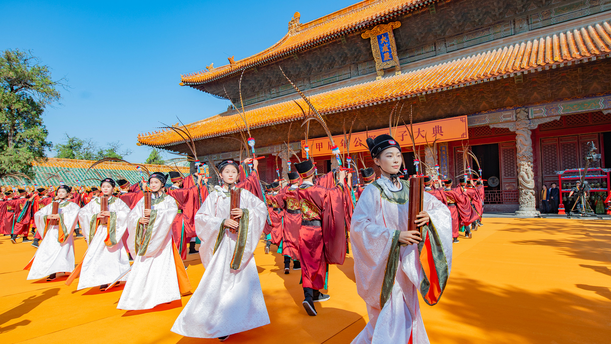 Biểu diễn lễ nhạc tại sân Đại Thành Điện.