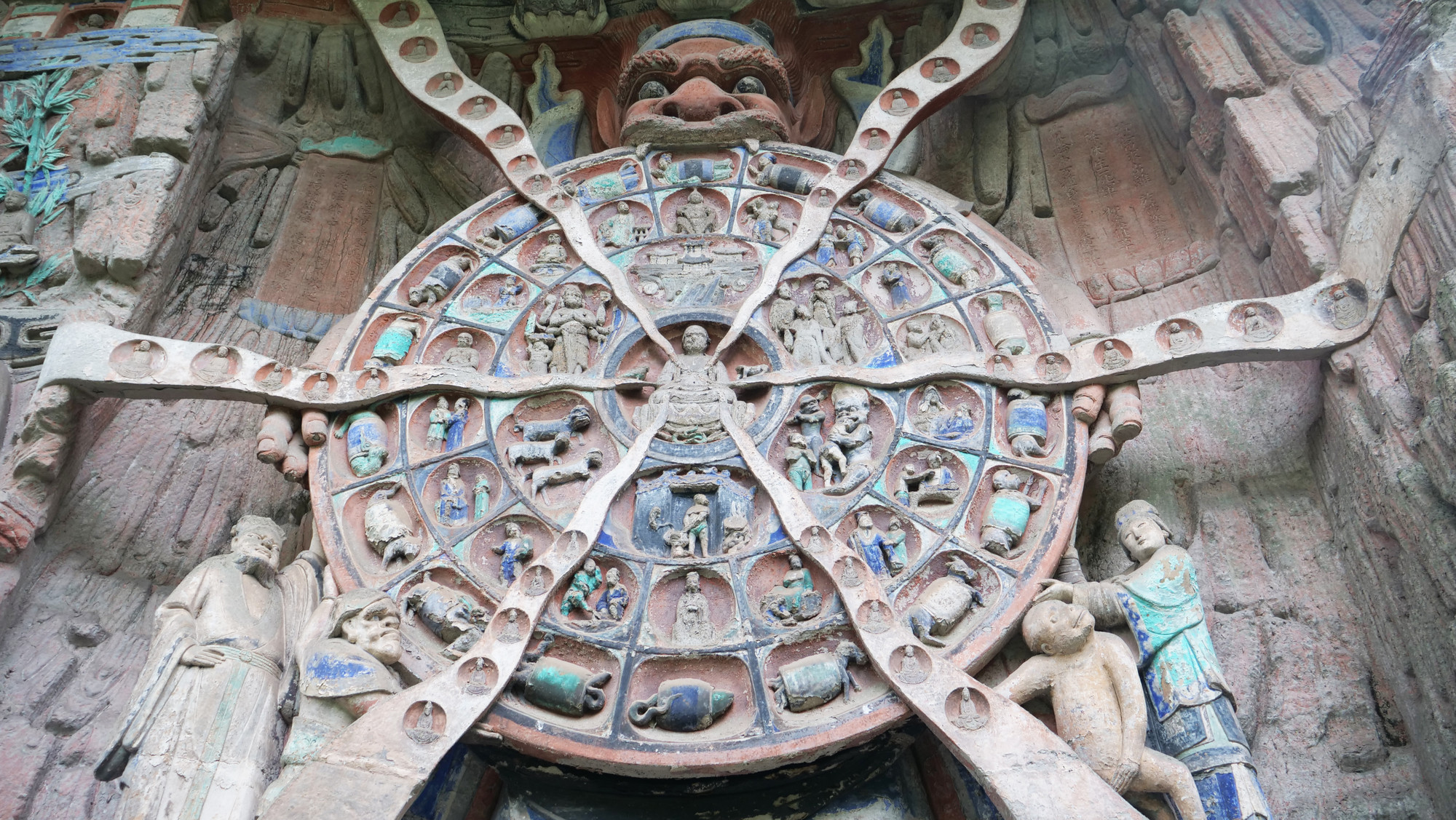 “Vòng luân hồi lục đạo” cao 7,8m, rộng 4,8m, sâu 3,6m, là bánh xe luân hồi sinh tử của vạn vật chúng sinh trong tam giới lục đạo, giảng giải giáo lý cơ bản của phật giáo về nhân quả báo ứng, luân hồi chuyển thế...