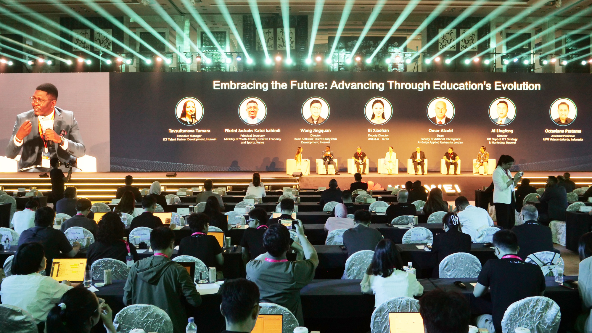 Phiên thảo luận bàn tròn với chủ đề “Hướng tới tương lai: Xu thế phát triển và đổi mới giáo dục” tại Diễn đàn. Phiên thảo luận bàn tròn với chủ đề “Hướng tới tương lai: Xu thế phát triển và đổi mới giáo dục” tại Diễn đàn.