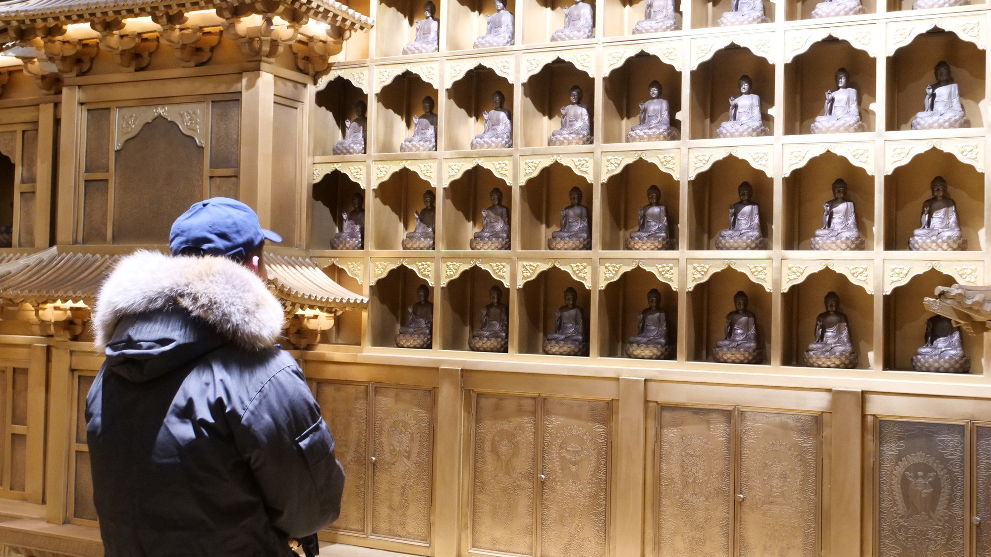 Bên trong địa cung thờ hơn 1.000 tượng phật nhỏ, vì vậy còn được gọi là "địa cung nghìn phật".