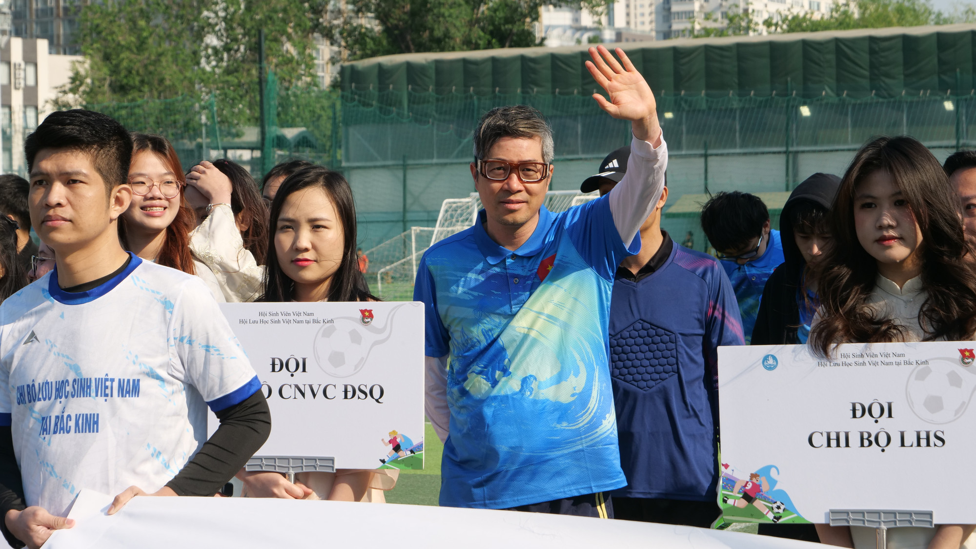 Một cầu thủ của đội cán bộ, viên chức Đại sứ quán Việt Nam tại Bắc Kinh.