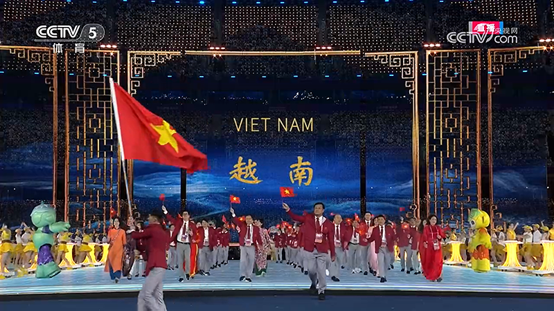 Đoàn thể thao Việt Nam tiến vào sân vận động.