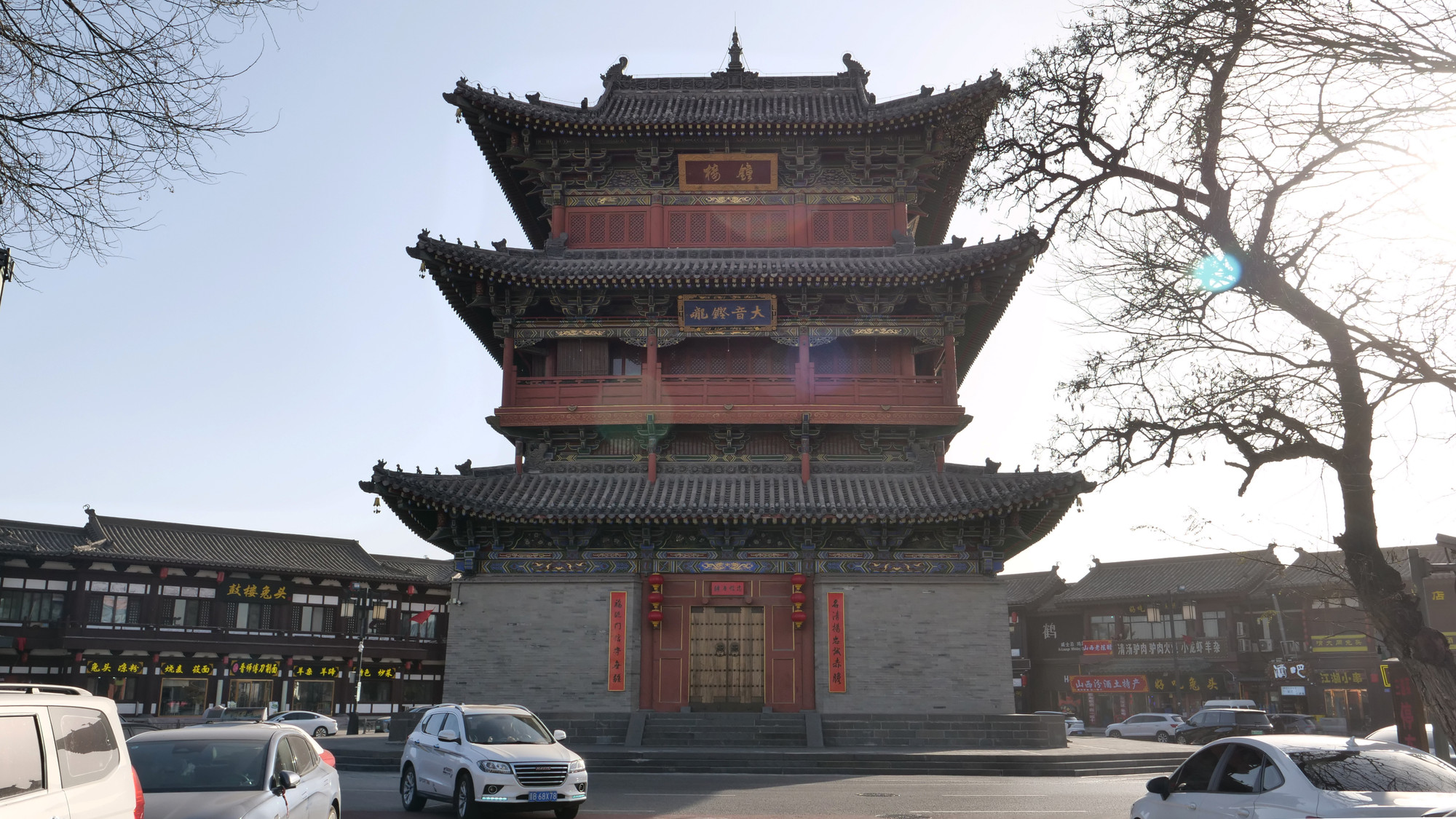 “Sáng chuông, chiều trống” là cách thời xưa dùng tiếng chuông và tiếng trống để thông báo cho người dân trong và ngoài thành biết thời gian trong ngày, do đó thành cổ xưa đều xây lầu chuông, lầu trống ở khu vực trung tâm thành. Lầu chuông ở thành cổ Đại Đồng được xây dựng năm 1372 gồm 3 tầng, cao 27,24m. Tầng trên cùng treo quả chuông nặng 3,3 tấn có đường kính 1,8m.