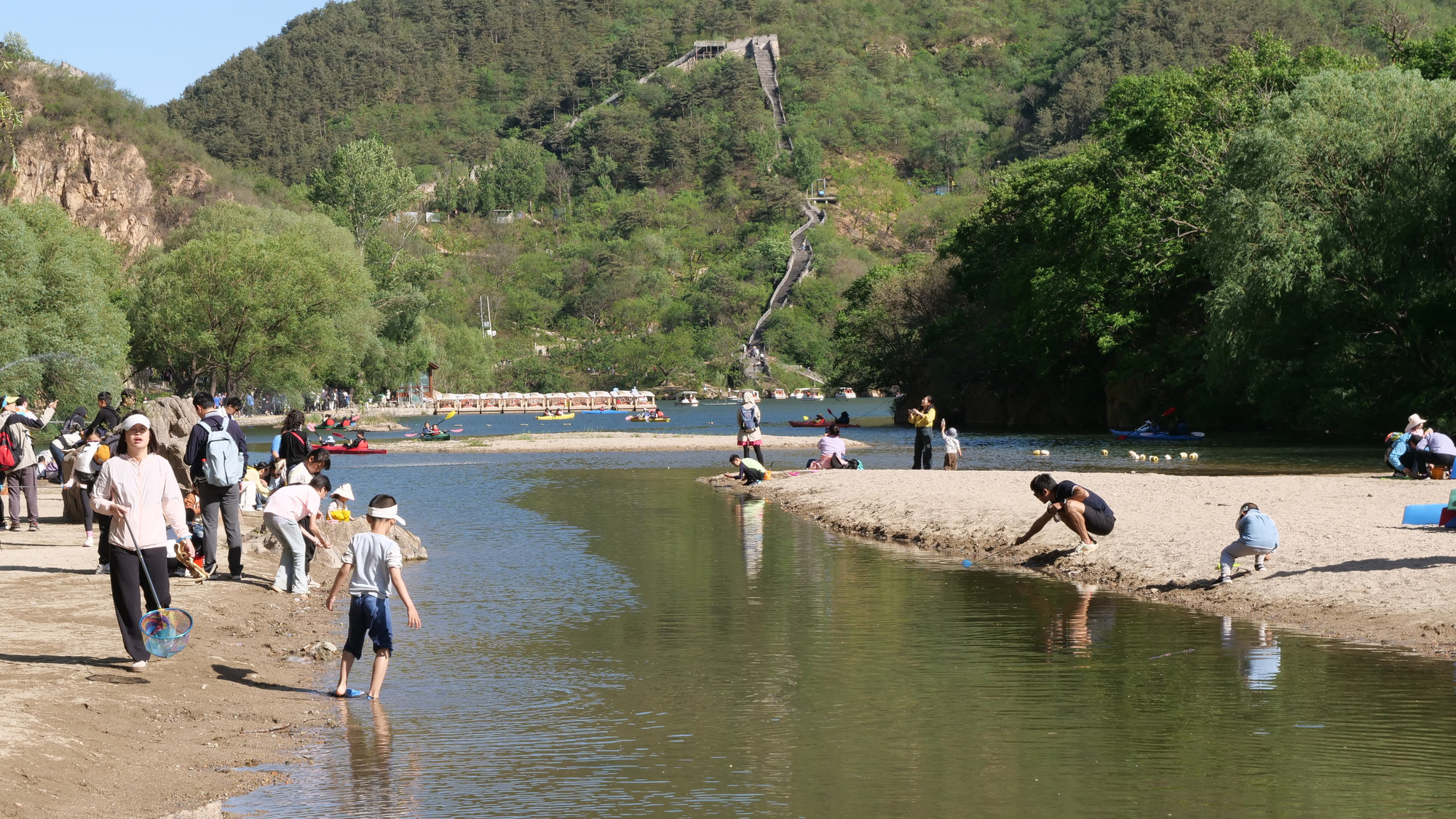Ngoài ra, khu du lịch Trường thành Hoàng Hoa Thành cũng có nhiều điểm vui chơi như: chèo thuyền kayak, bắt cá..., là điểm đến lý tưởng cho các gia đình có trẻ em vào dịp cuối tuần hoặc các kỳ nghỉ lễ.