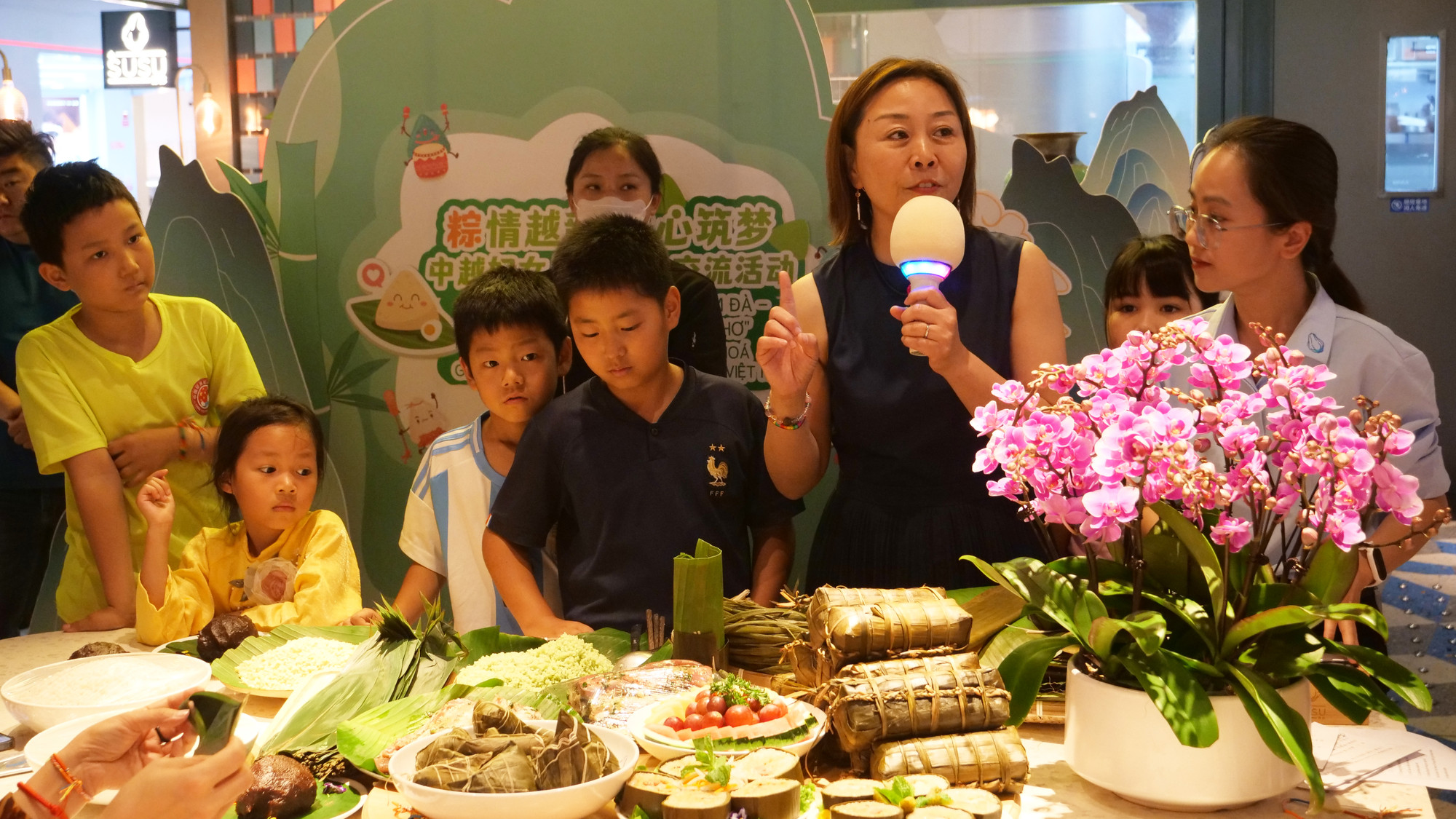 Đại diện Ban tổ chức giới thiệu nguồn gốc, phong tục Tết Đoan Ngọ của Trung Quốc.